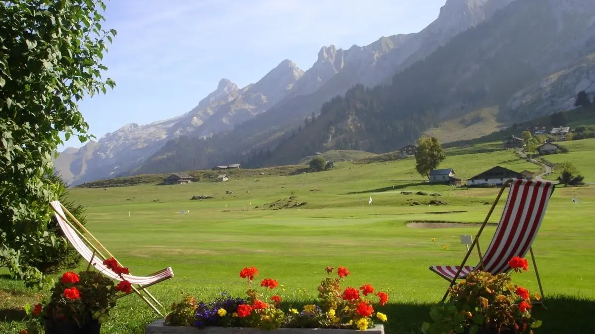 VUE SUR LE GOLF ET LA CHAINE DES ARAVIS