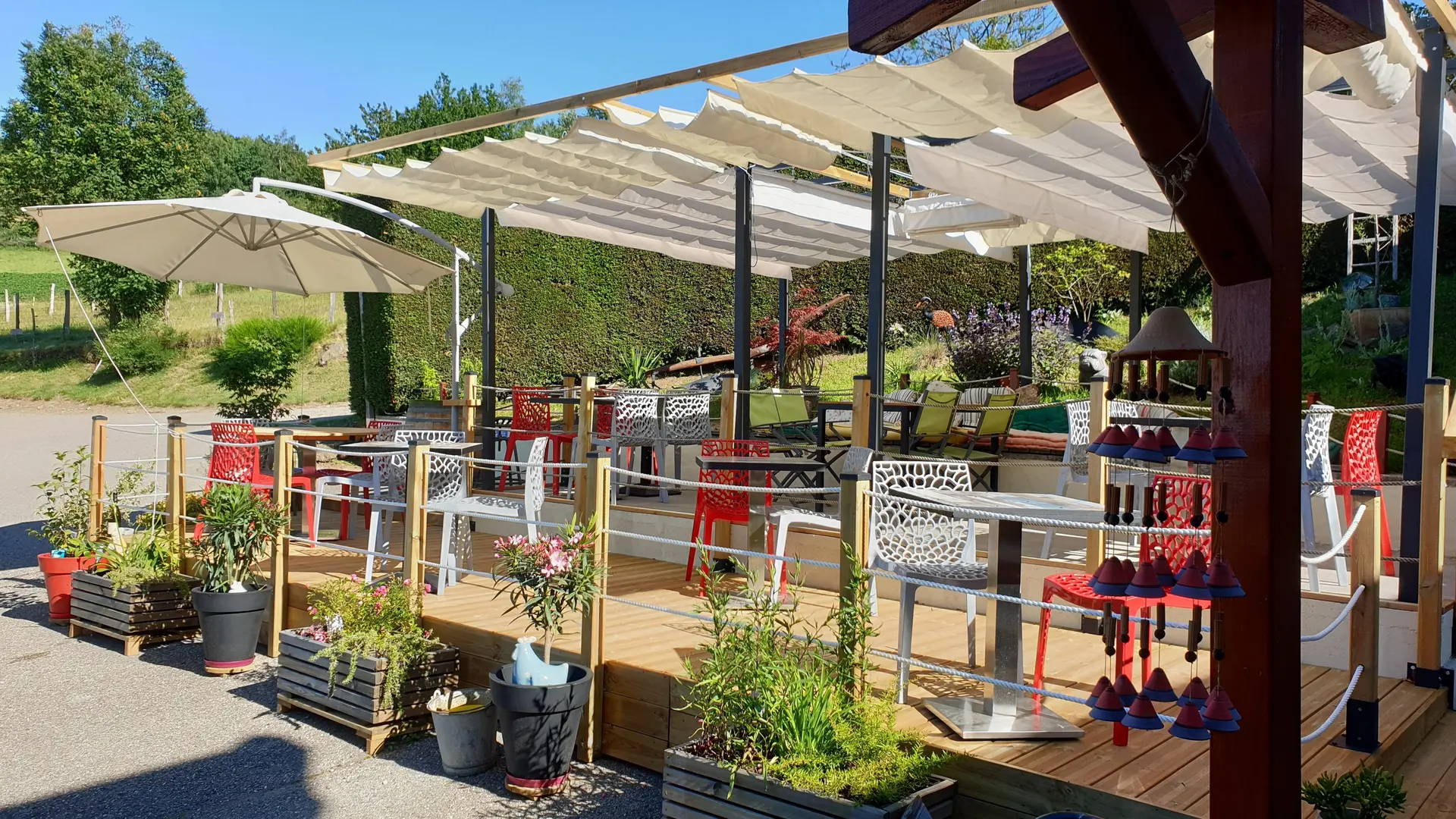 terrasse avec vue sur le pilat