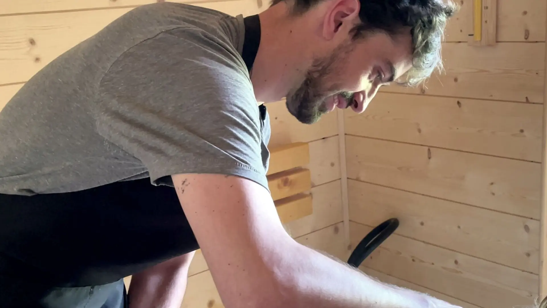 Marc massant une cliente