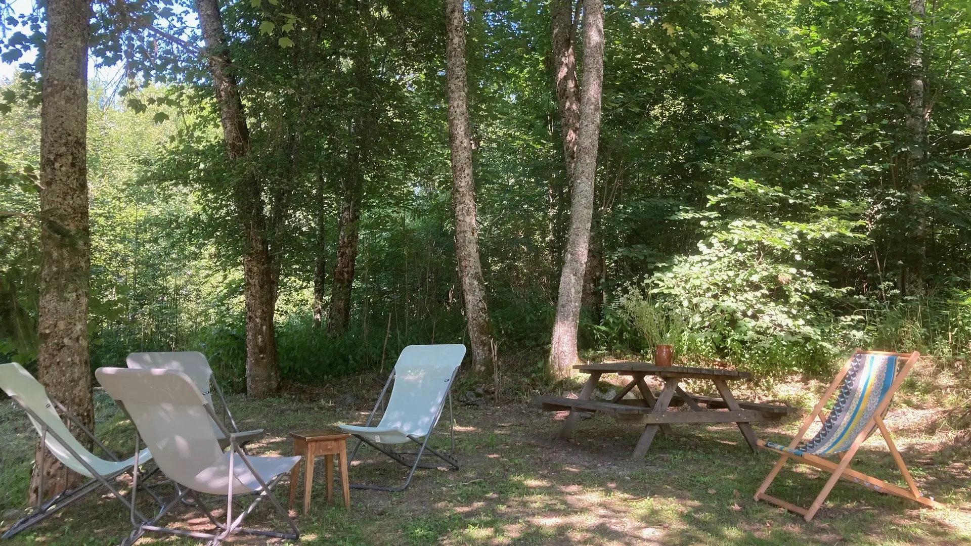 Coin ombragé idéal pour le repas de midi ou pour la sieste en été