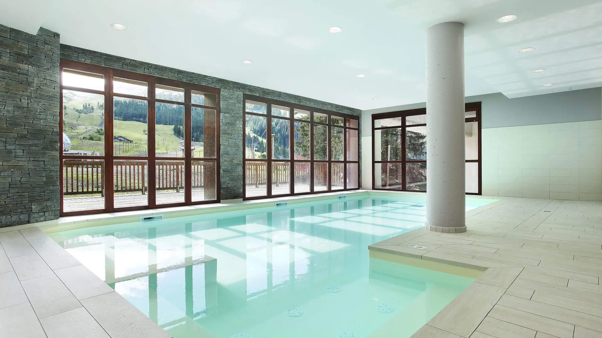 Piscine avec vue sur l'extérieur