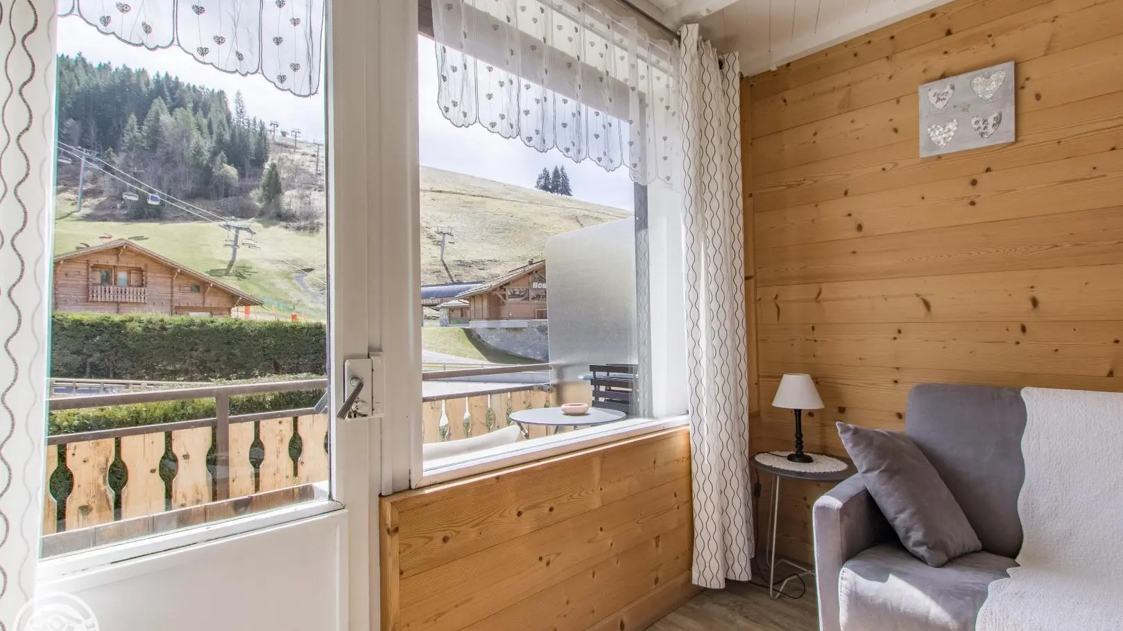 Accès balcon vue pistes en hiver