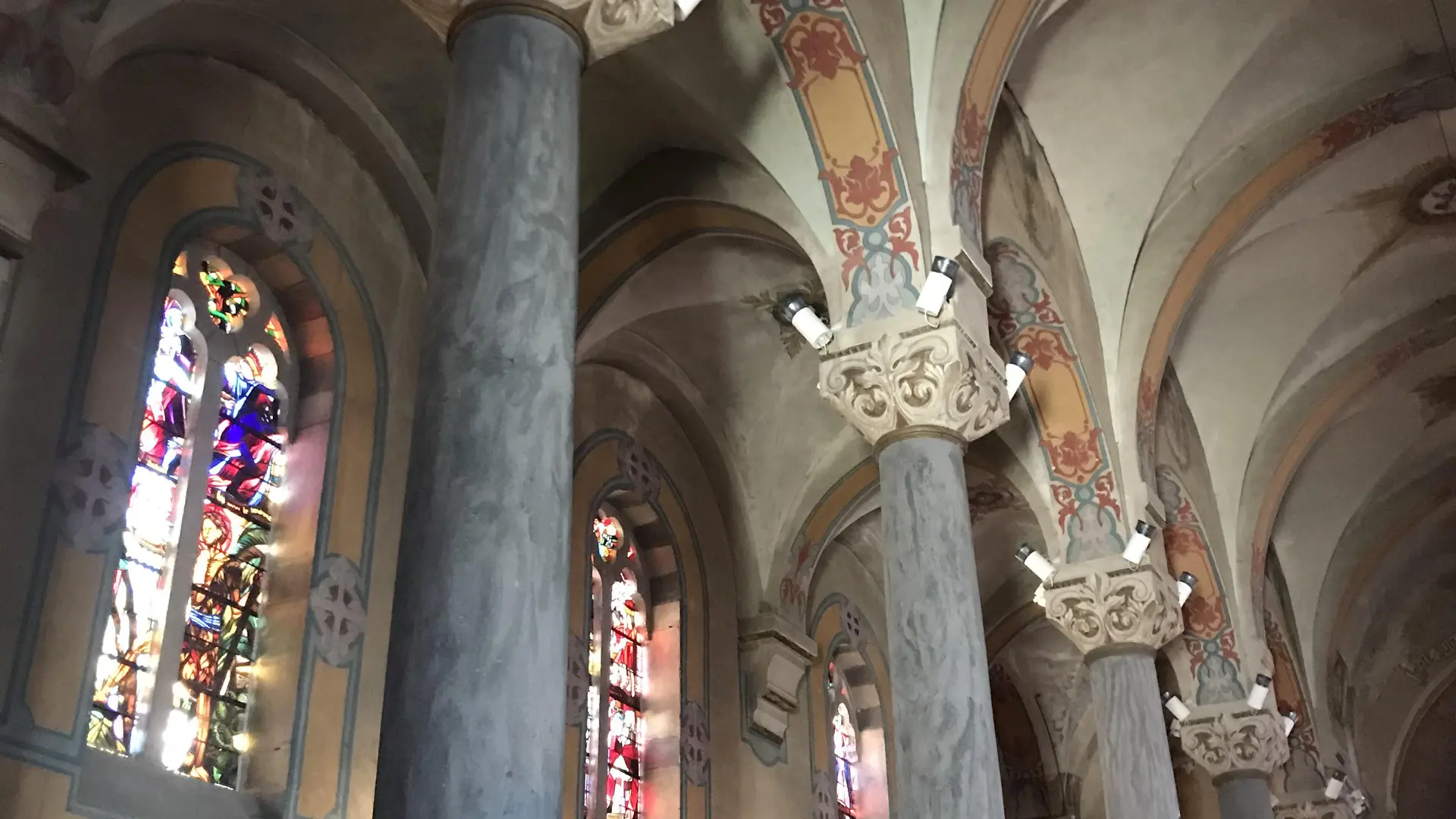 L'intérieur de l'église de Chalmazel