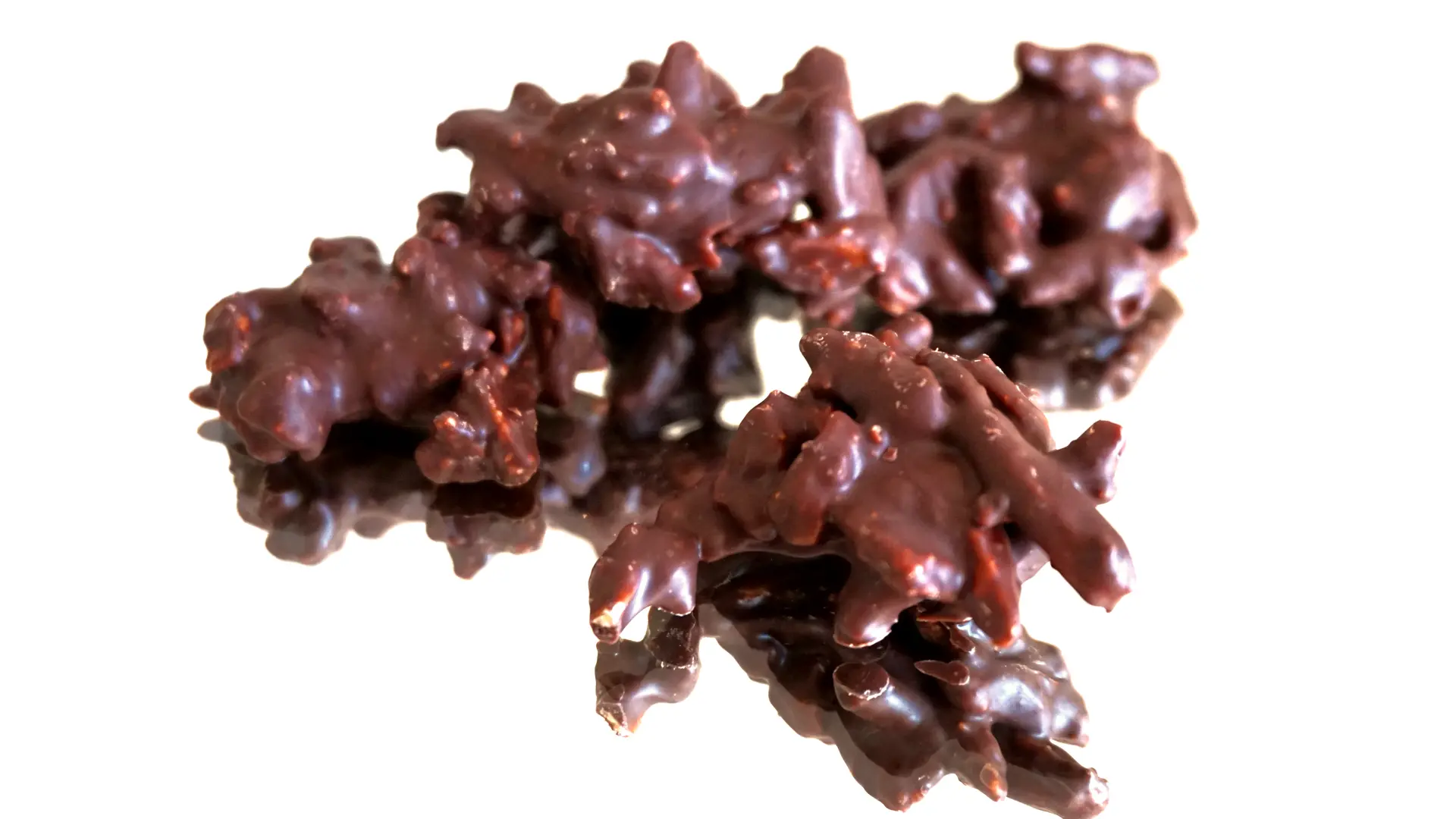 Des amandes en bâtonnets caramélisées, avec une pointe de fleur de sel puis enrobés de chocolat noir ou lait