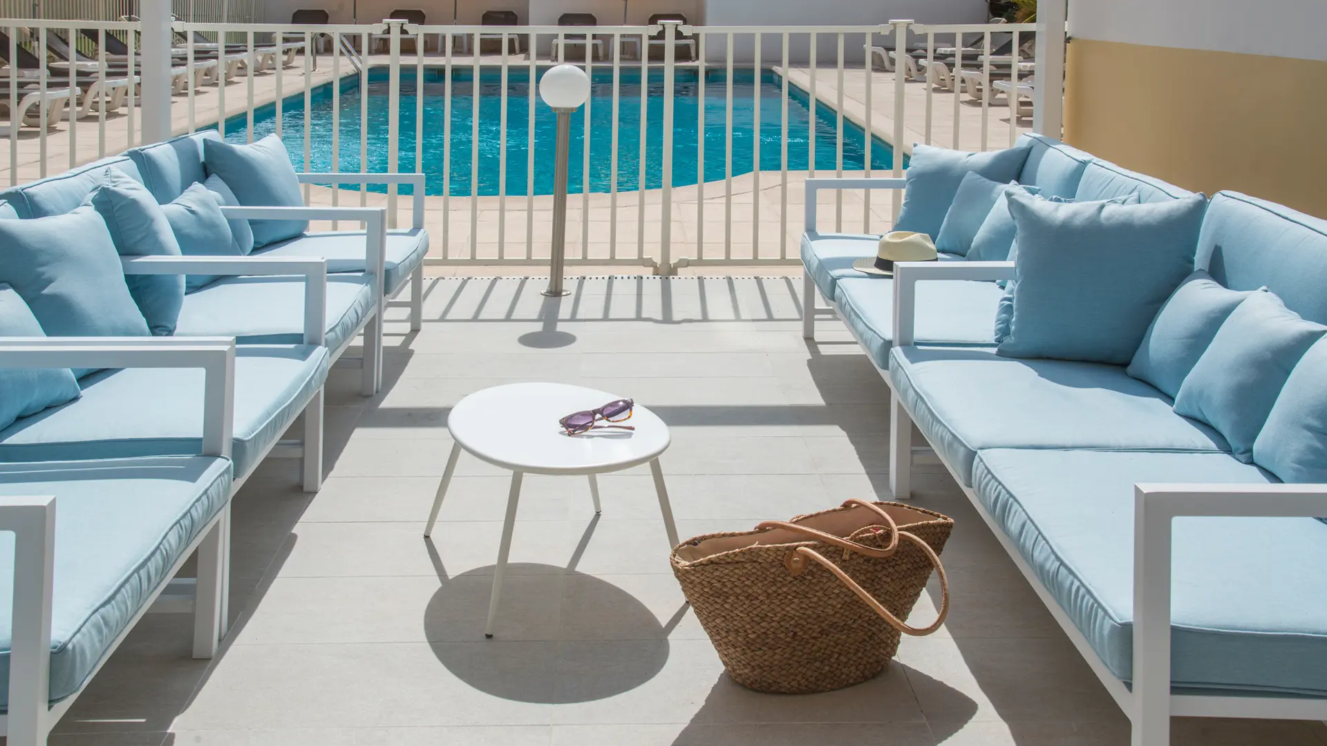 terrasse coté piscine