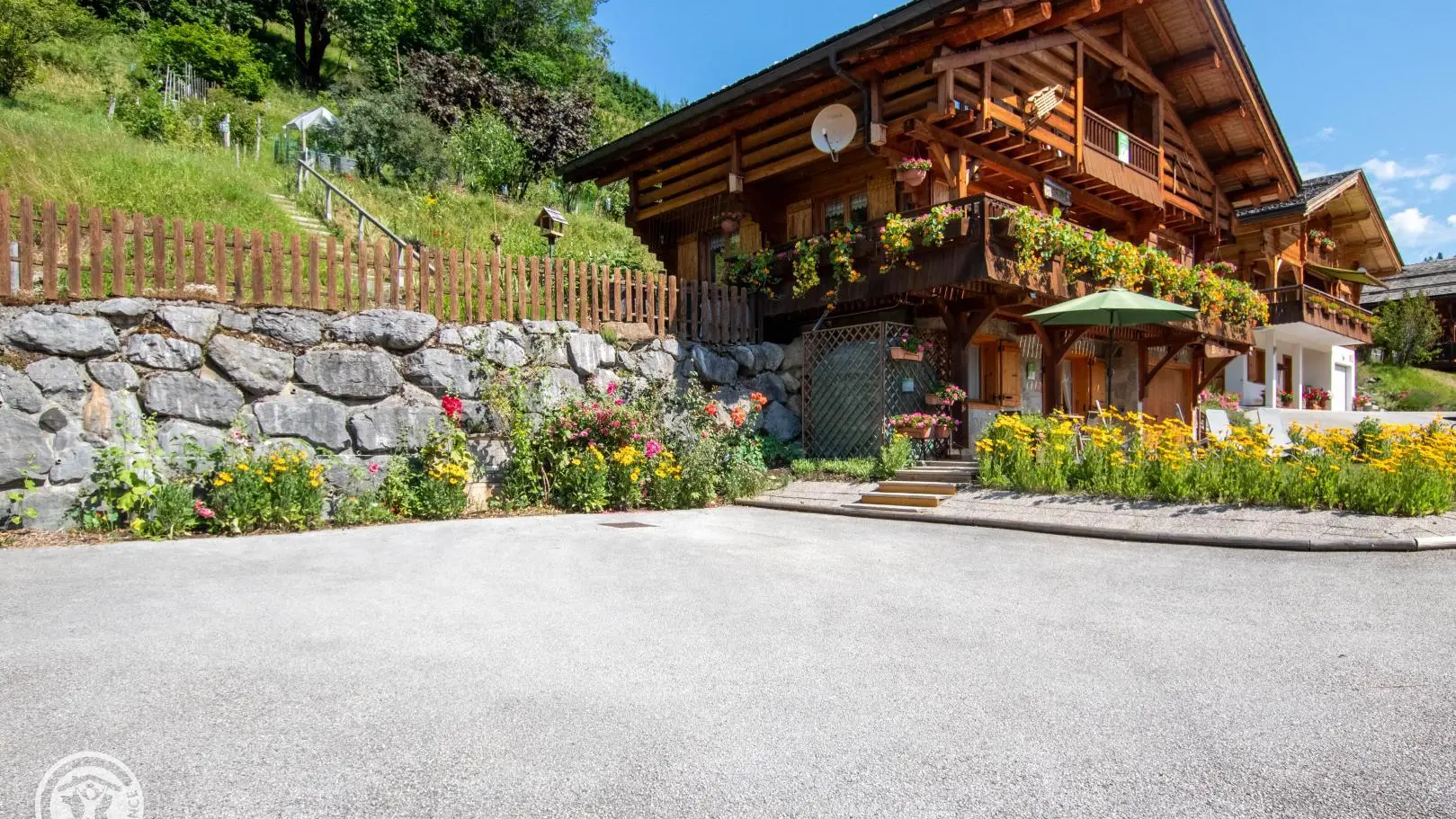 Le chalet vu du parking