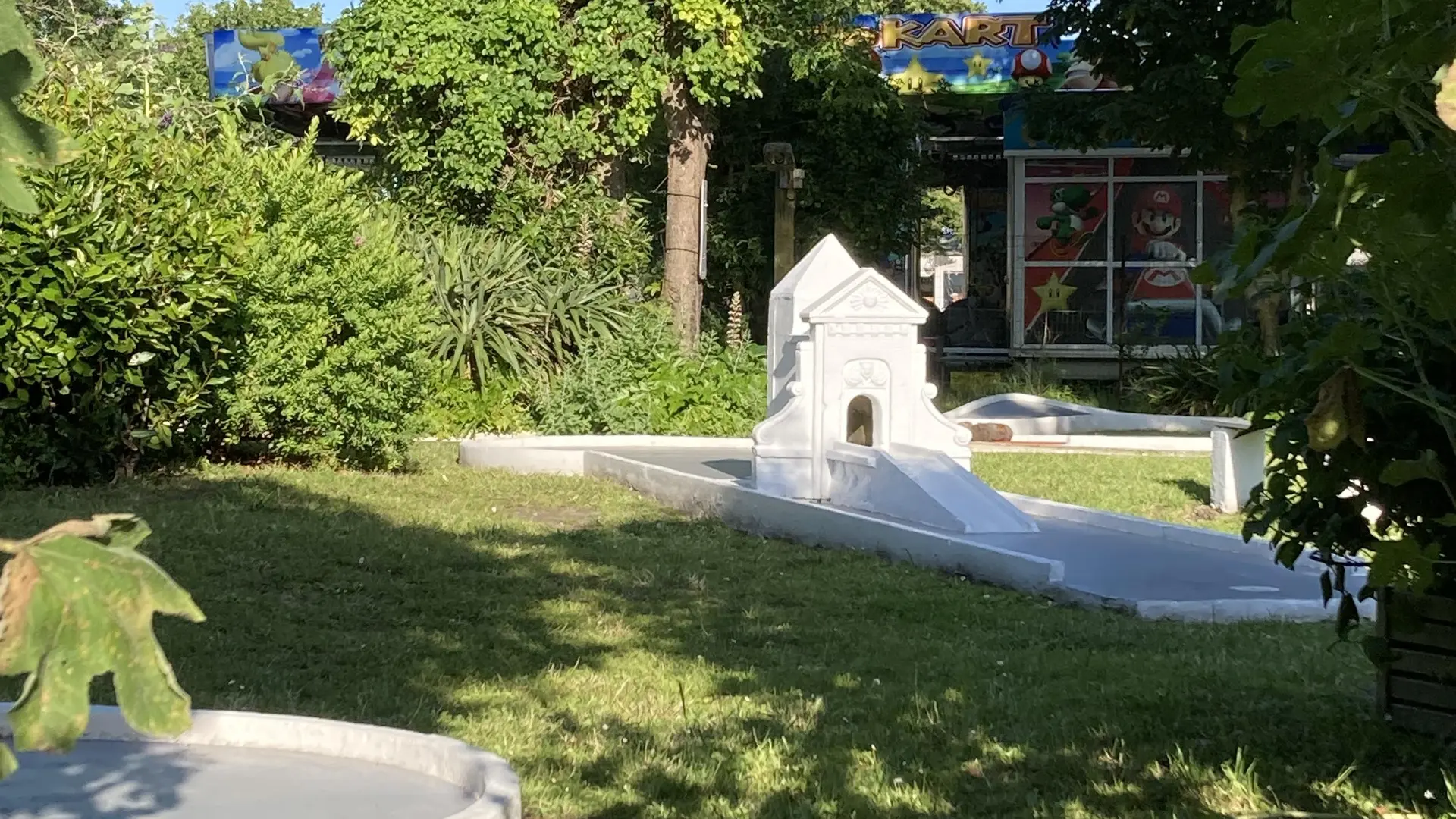 Obstacle in the shape of a fortification gate