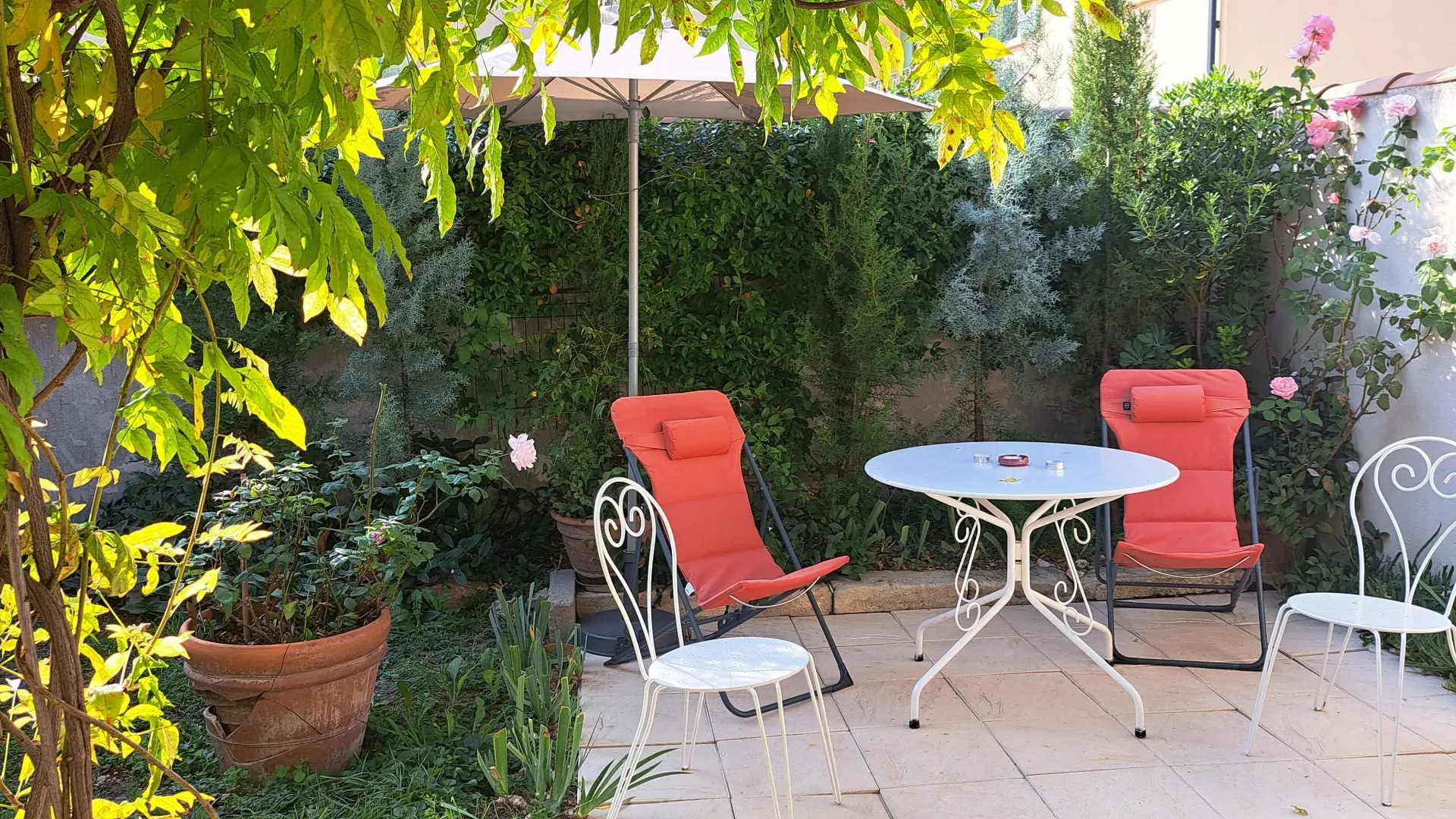 Détente et repos sur la terrasse fleuri.