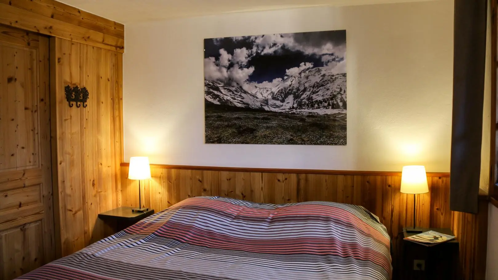 Chambre grand lit 180x200 ou 2x90x200
Lits faits.Lits de grande qualité.