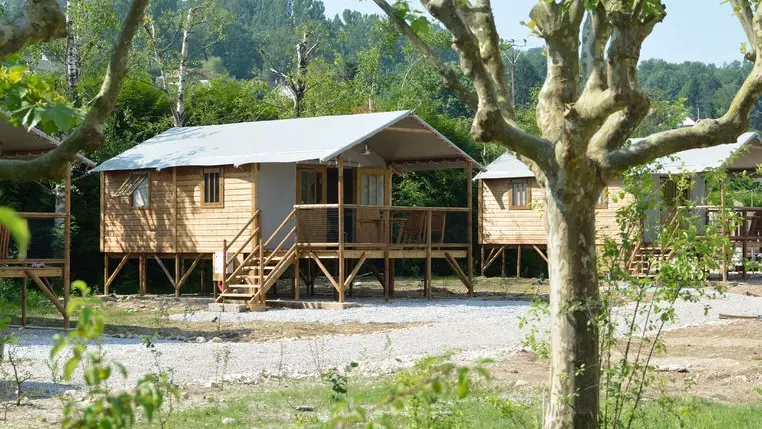 Camping Détente et Clapotis Eco-chalet grande parcelle