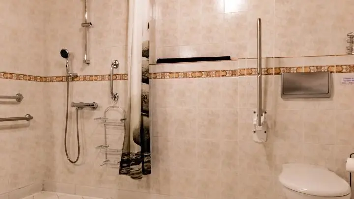 La salle d'eau est adaptée aux PMR , le siège douche, mis à disposition sur demande.