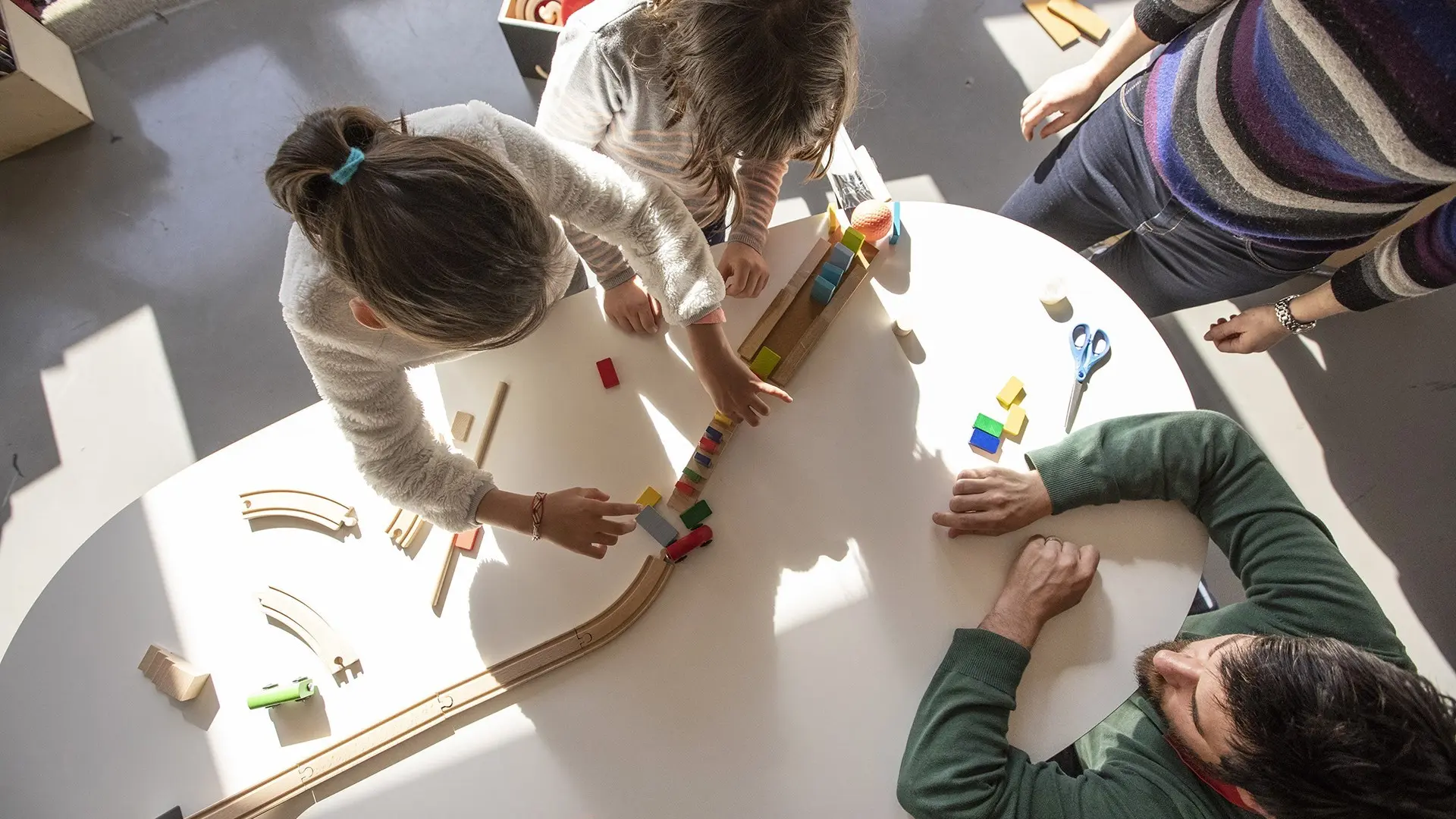 Moment de réflexion et création partagé en famille dans la Soucoupe