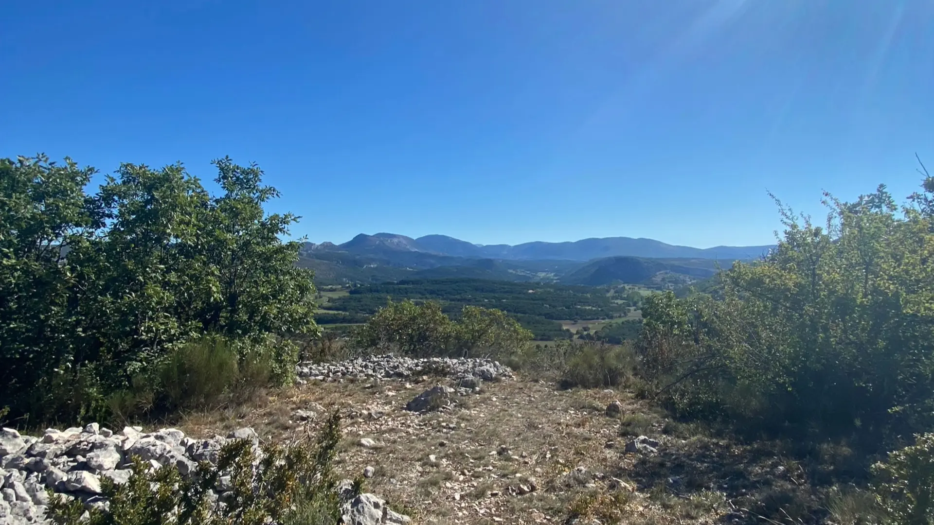 Point de vue sur la végétation et les collines en arrière-plan