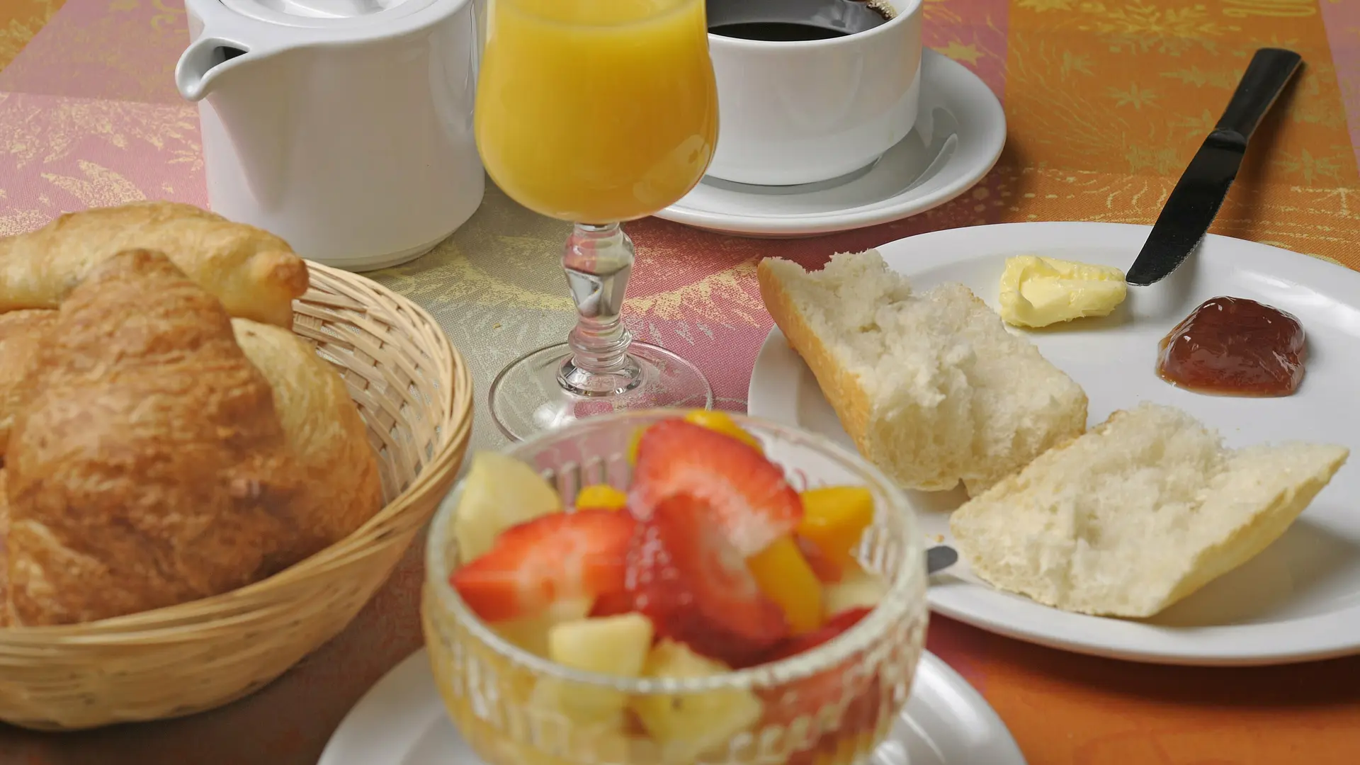 petit déjeuner. buffet. Le moulin des Gardelles