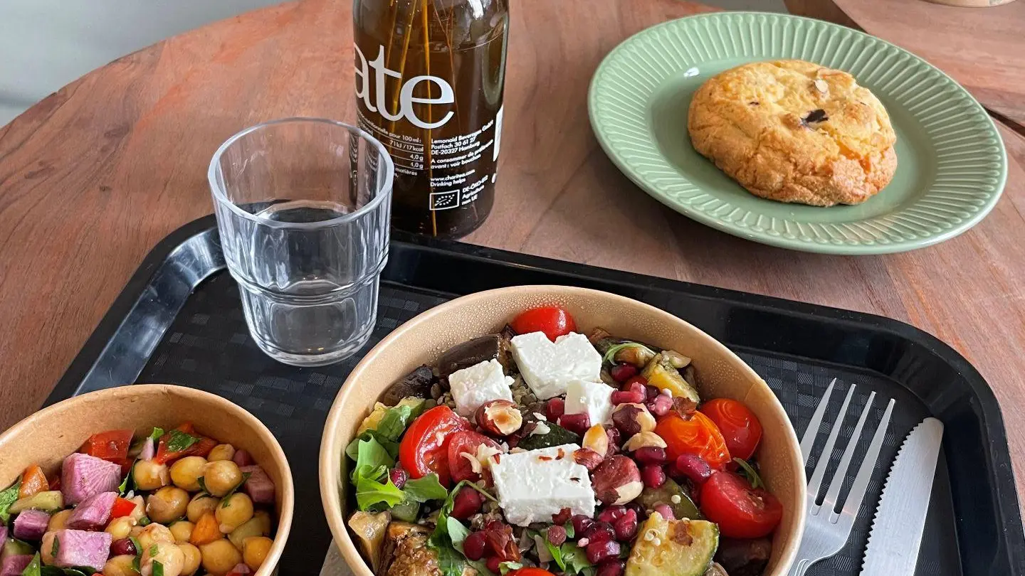 salade dans son contenant sur place