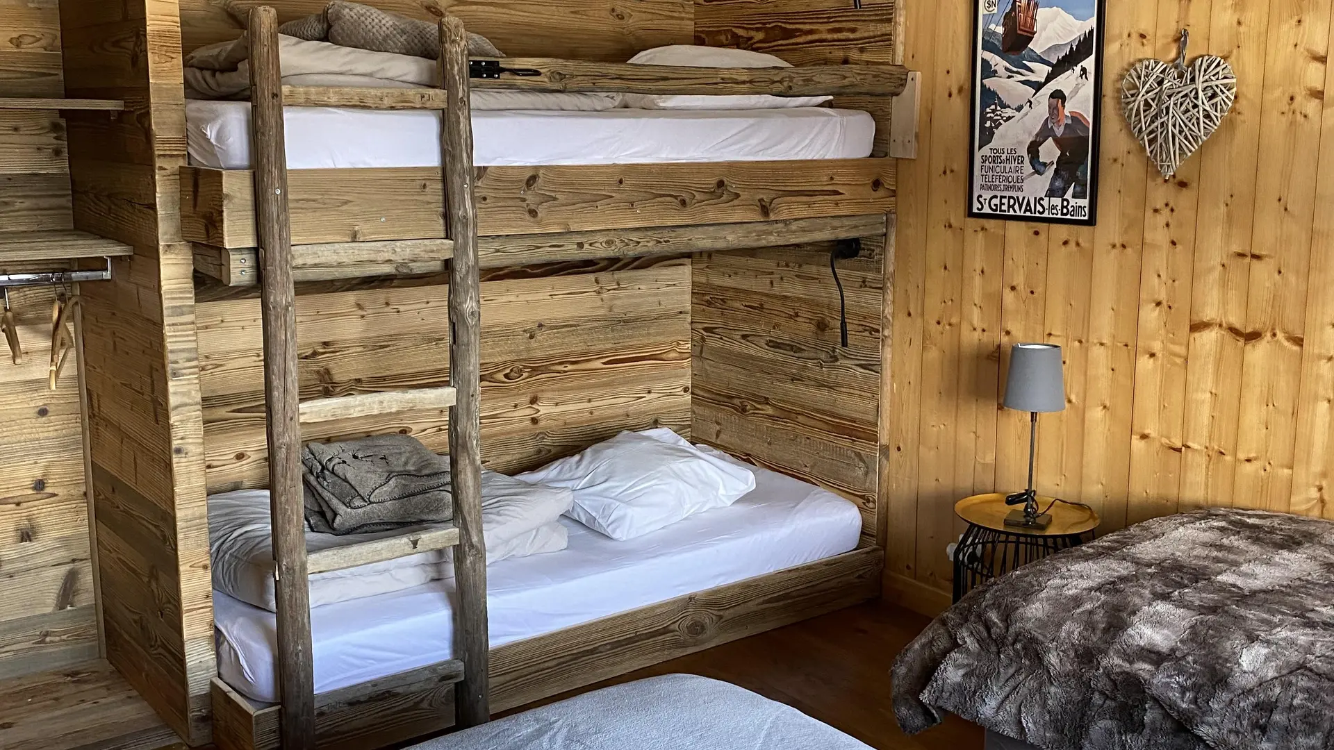 Lits superposés dans une chambre