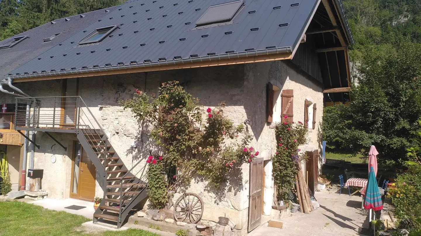L'entrée du gîte se site en haut de l'escalier