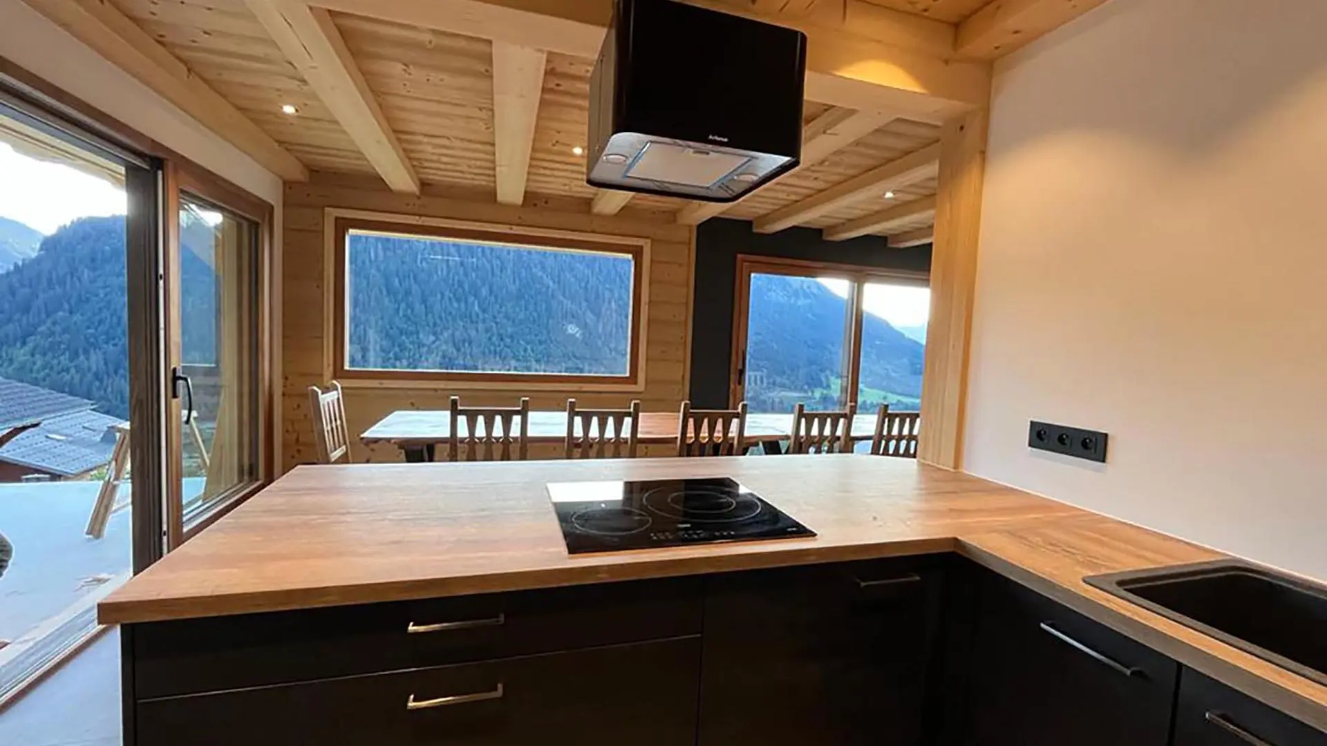 La Korniche - Cuisine ouverte sur la salle à manger avec vue sur la montagne
