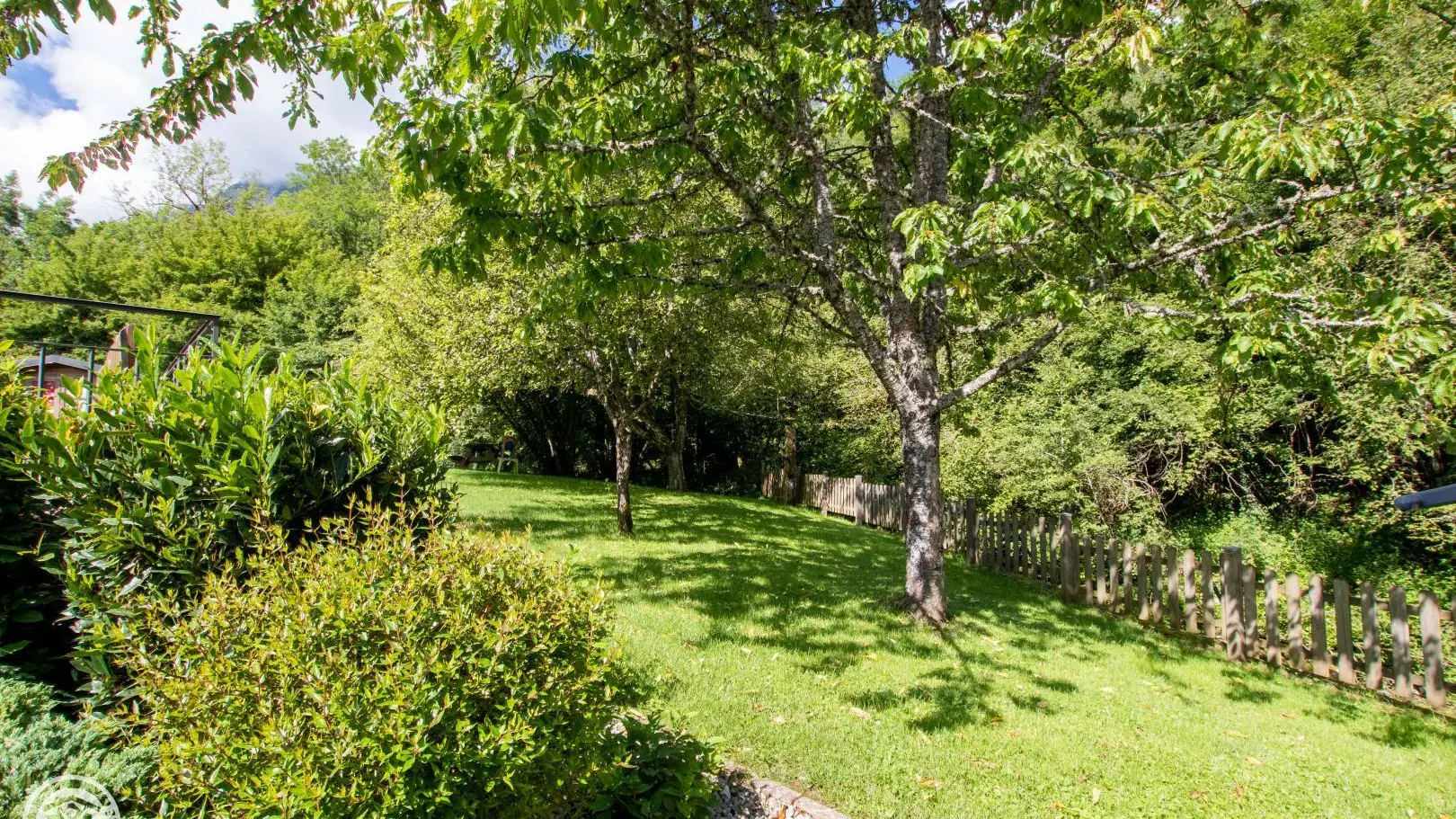 jardin donnant sur la Bornette ( petit torrent de montagne)