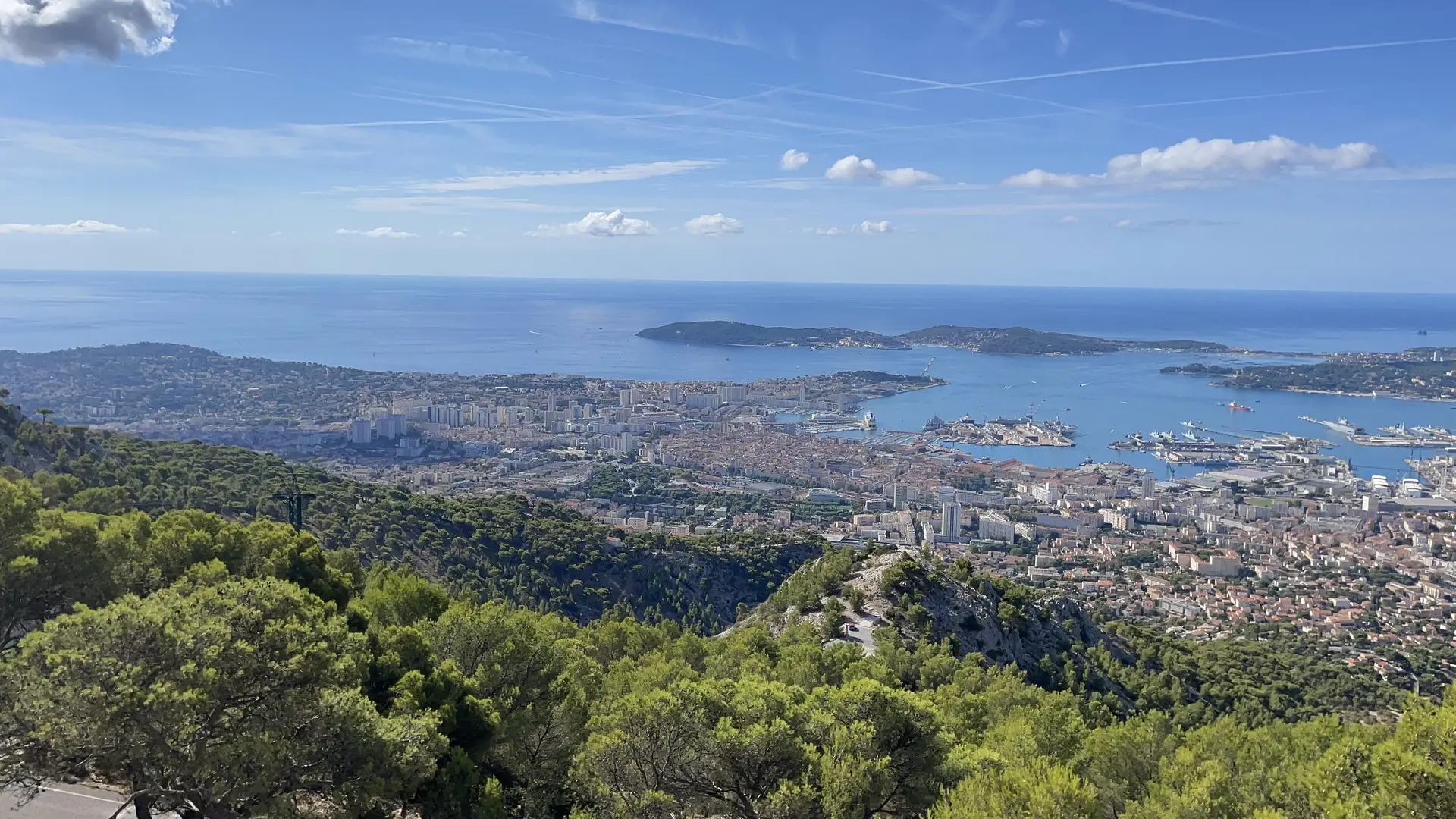 Vue panoramique sur la rade depuis le Faron