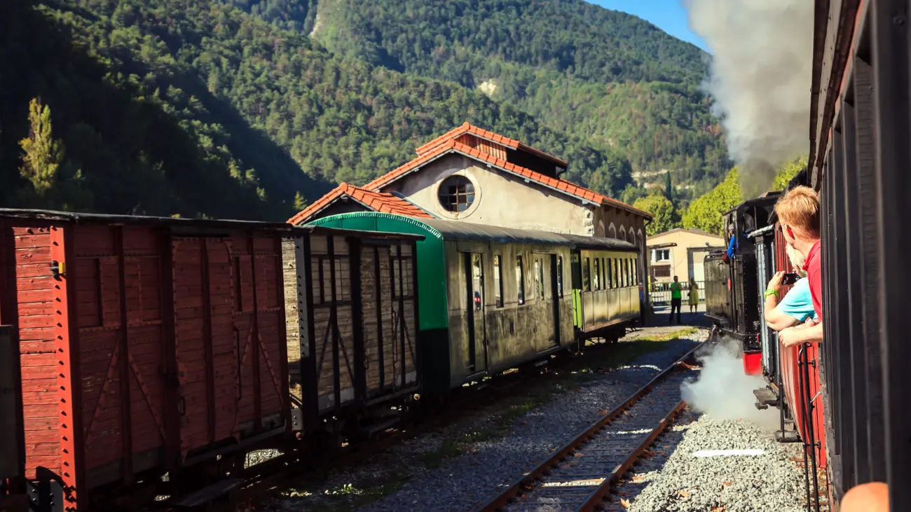 les voitures et la gare