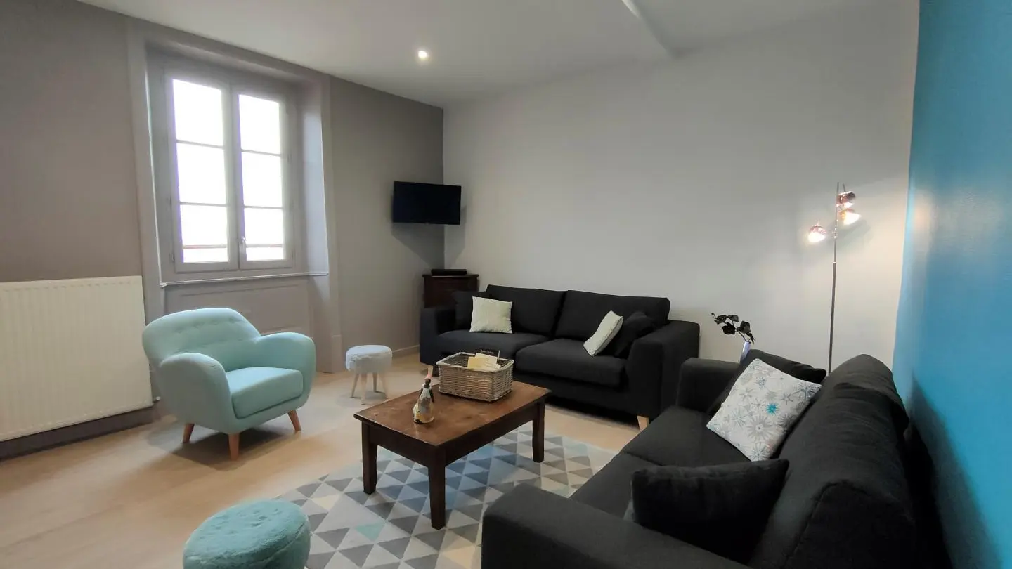 La spacieuse pièce à vivre avec la cuisine ouverte sur la salle à manger et le salon détente.