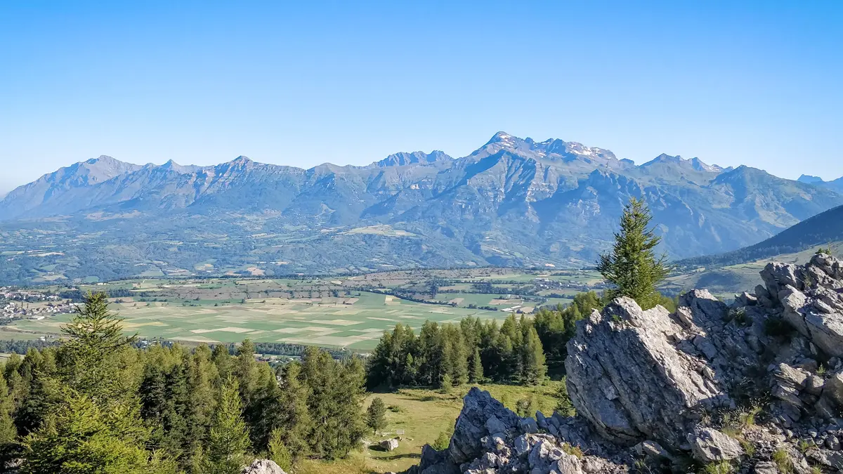 Randonnée vers le Col de Moissière : vue sur la plaine d'Ancelle