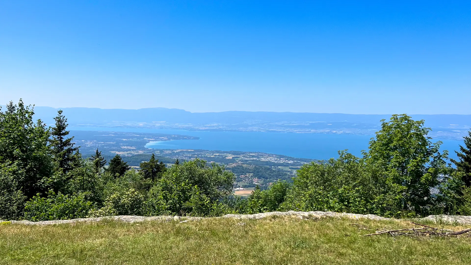 Vue sur le lac et la plage d'Excenevex (zone claire dans la baie)