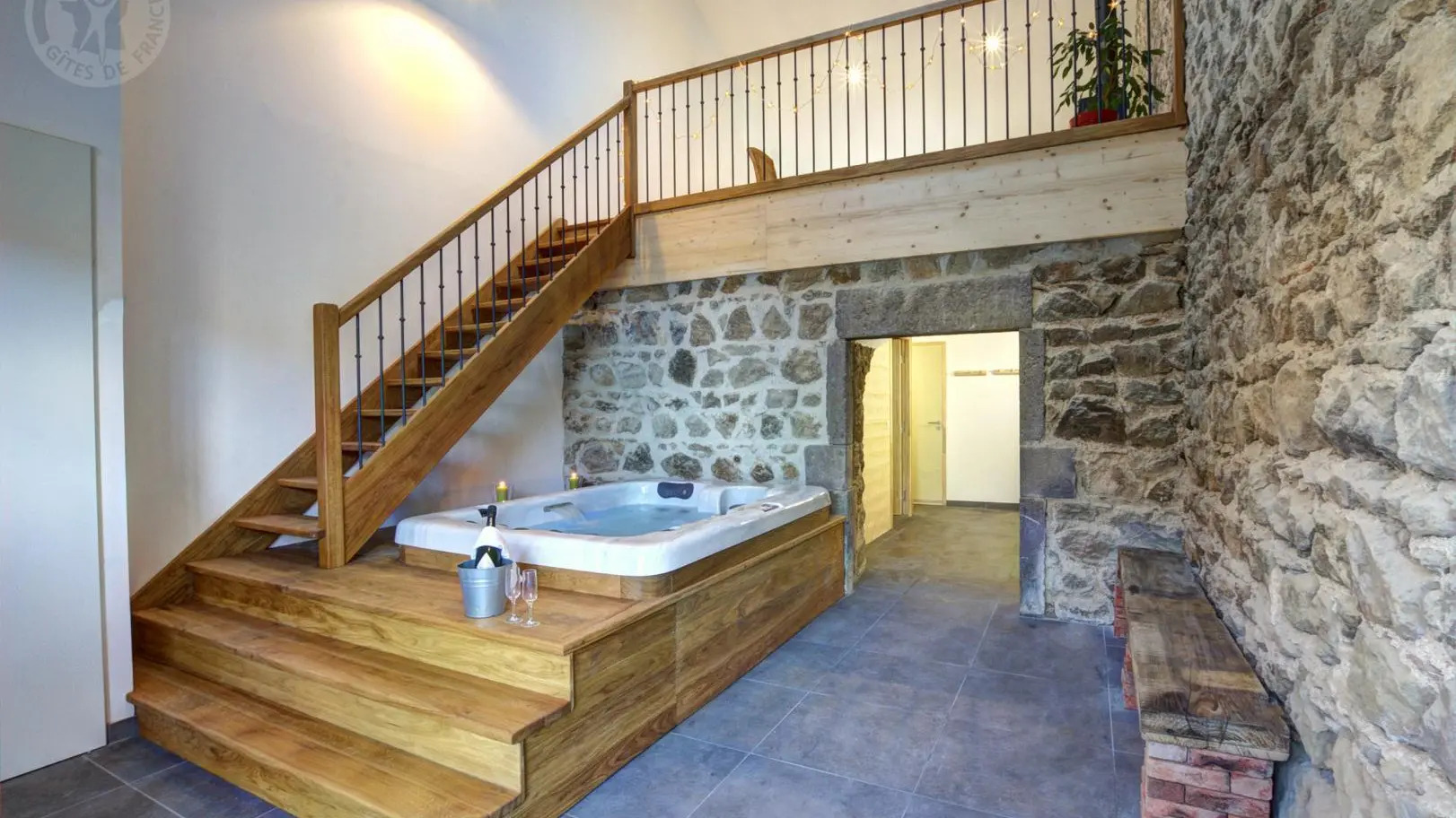 L'accès à l'espace bien-être (sauna et jacuzzi) se fait indépendamment et n'est pas compris dans le prix du gîte. Pour y avoir accès merci de souscrire au forfait supplémentaire de 10?/h et par personne.