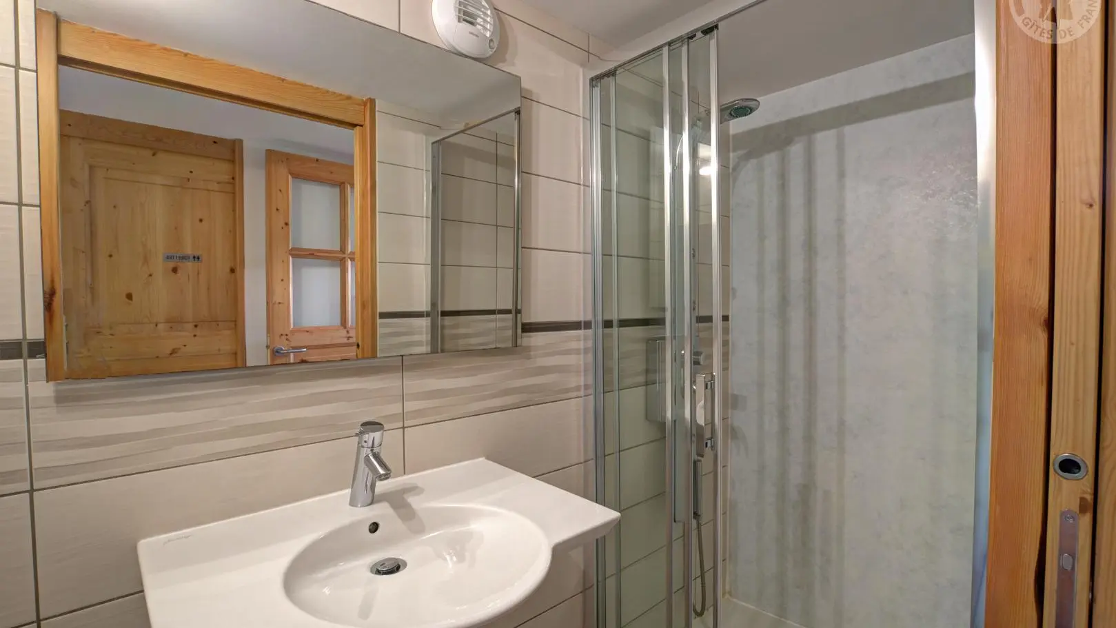 cabine de douche et toilette au rez de chaussée