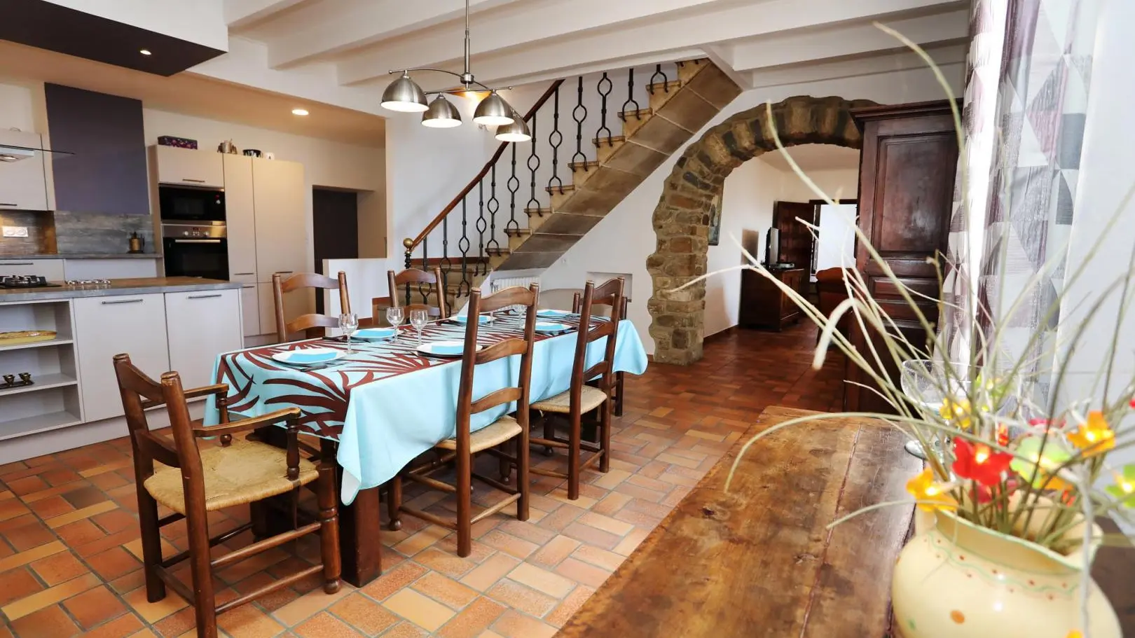 Espace repas et cuisine équipée