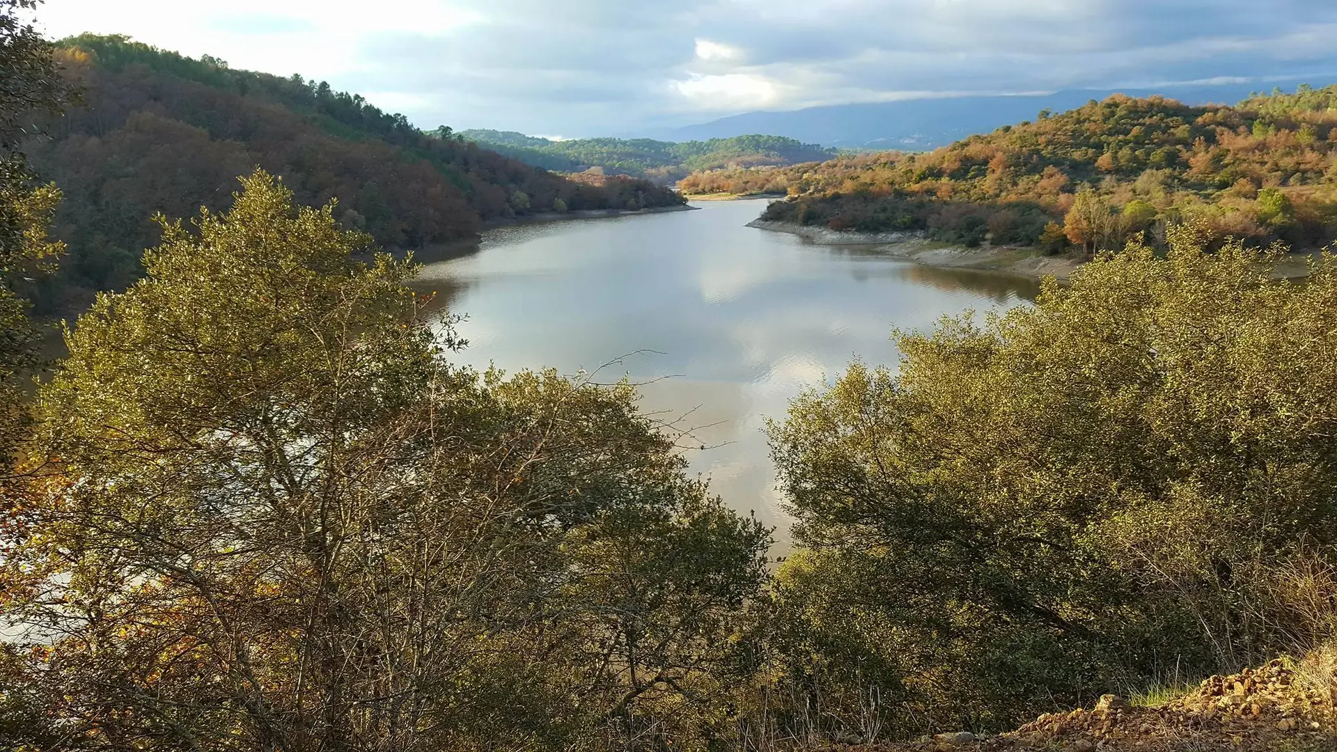 vue sur le lac de St Cassien