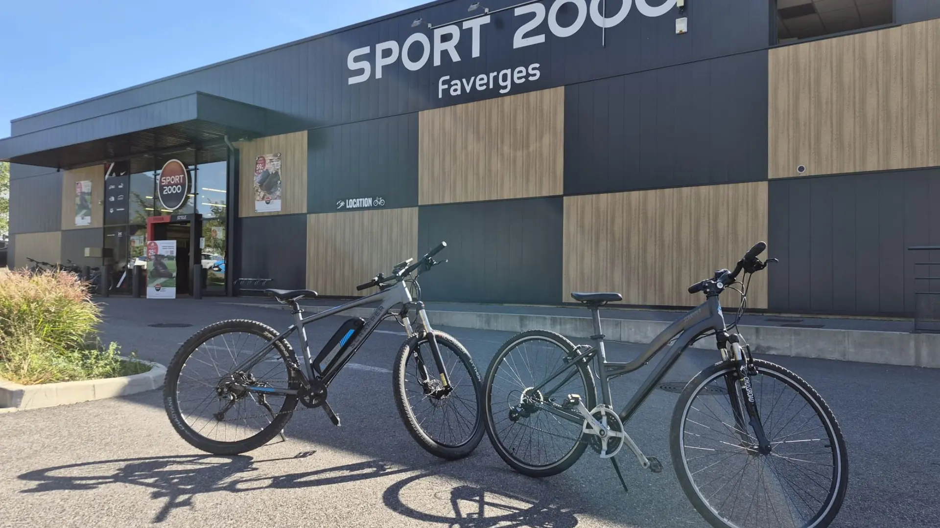 devanture Sport 2000 et 2 vélos