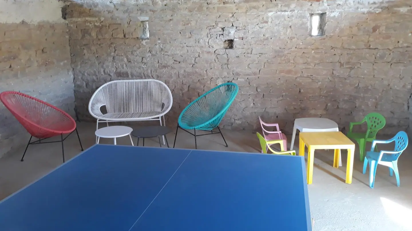 salle en face des gîtes