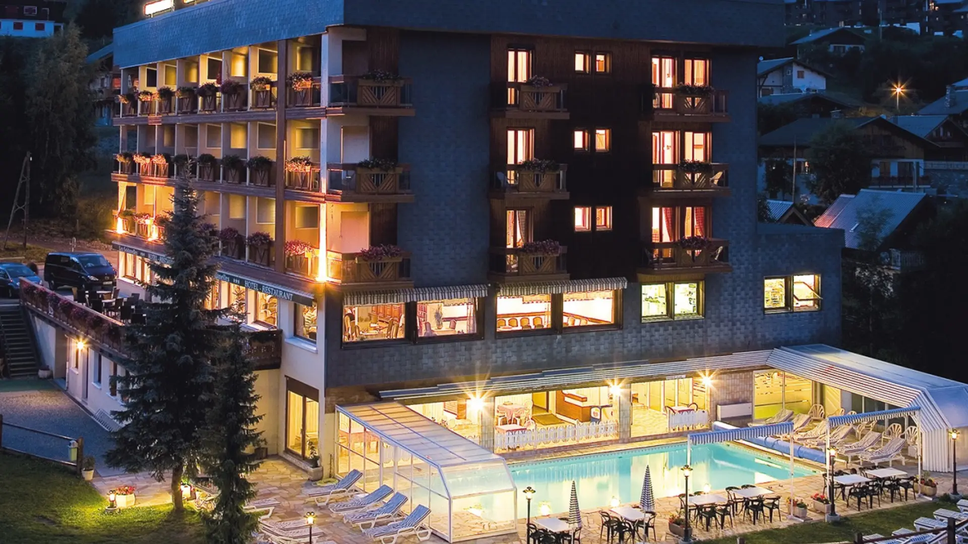 Piscine de l'Hôtel des Soldanelles été vue de nuit