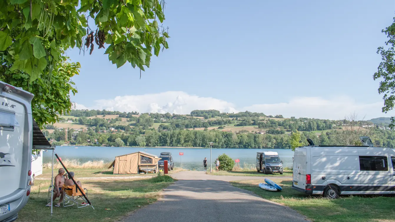 Emplacements de camping vue sur le lac