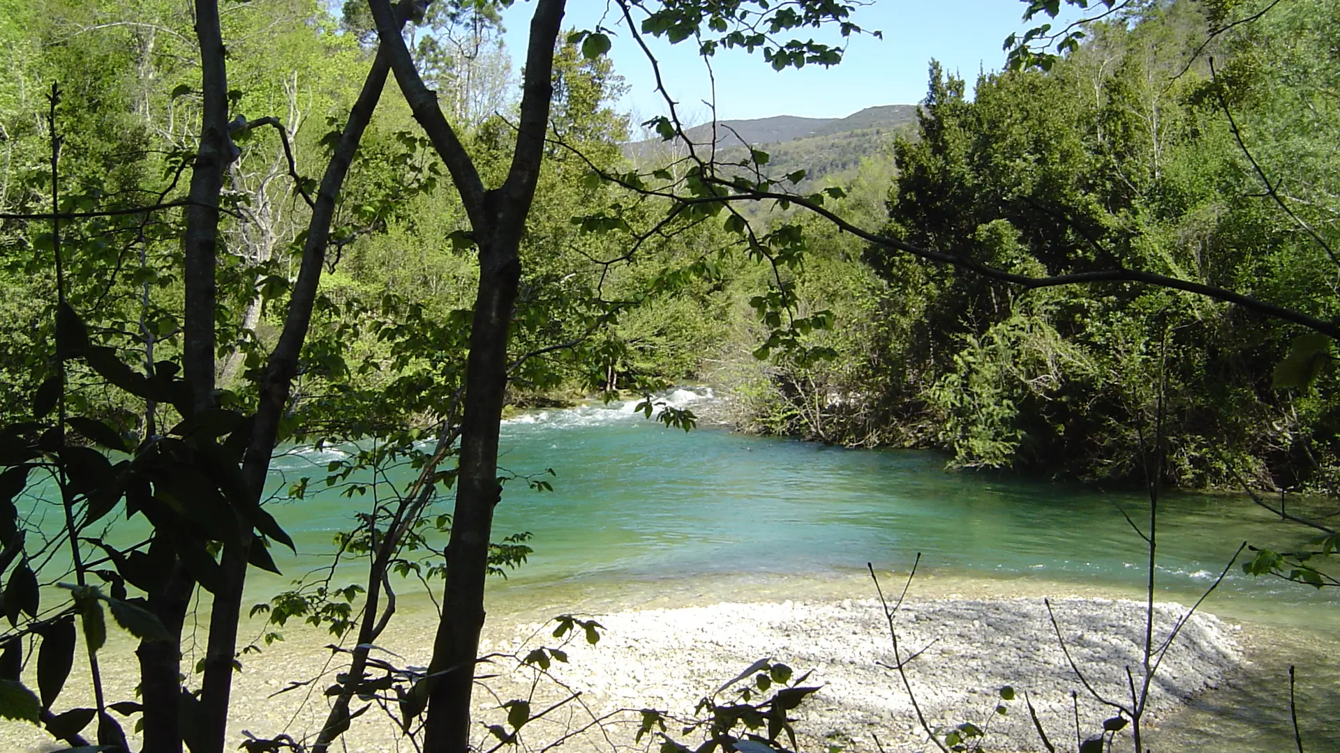 petite crique naturelle sur la Siagne