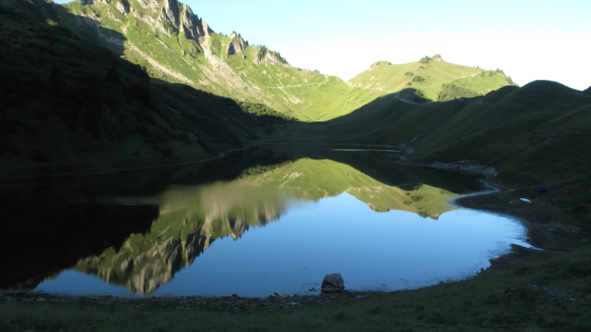 L'aiguille verte et Lac Lessy matin