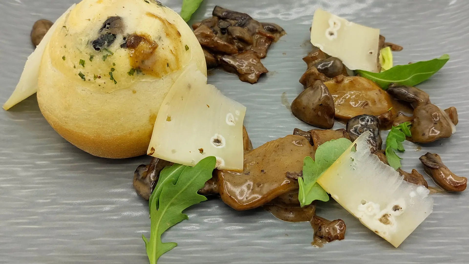 Brioche roulée aux escargots