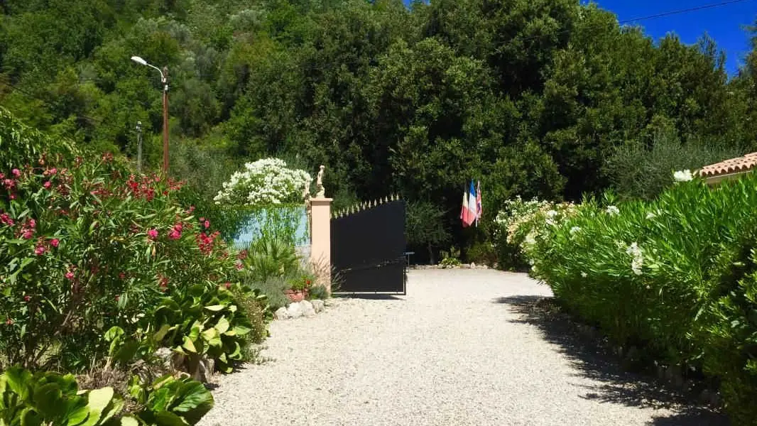 Parking Gîte Le Mimosa Gîtes de France Côte d'Azur Alpes-Maritimes à Bendejun