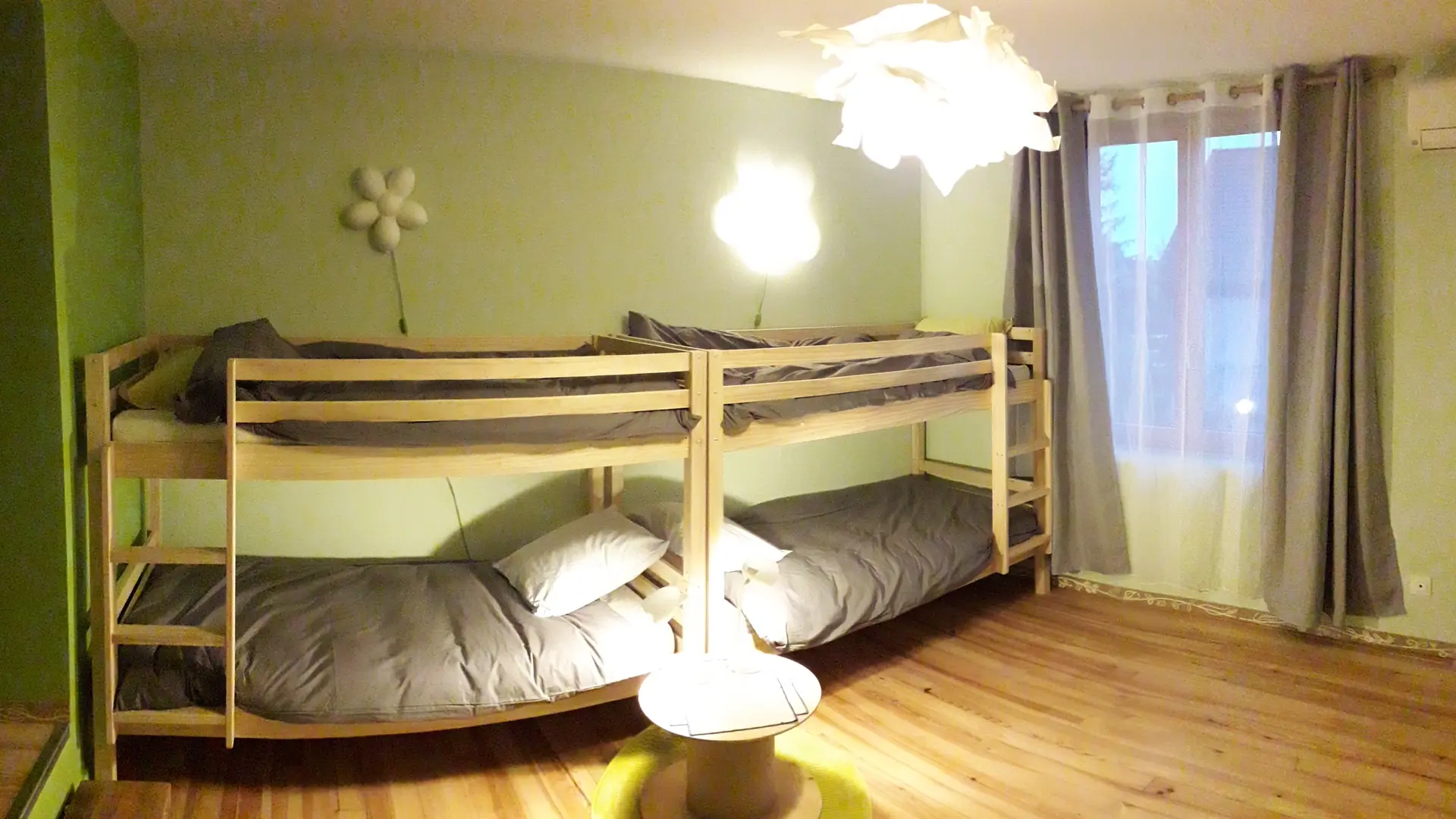 Chambre verte avec 2 lits superposés