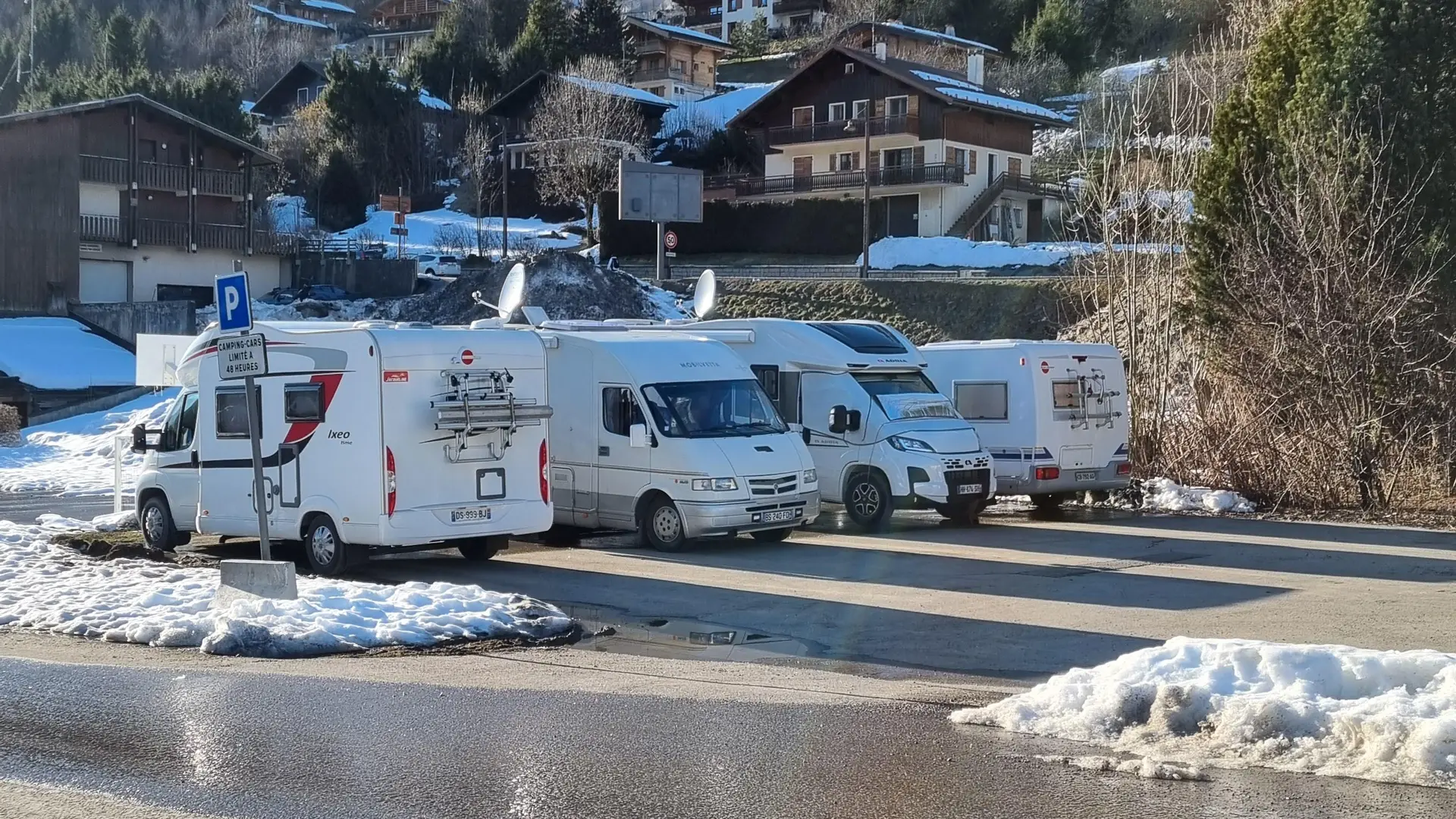 Aire de stationnement pour camping-car Stade de foot_Le Grand-Bornand