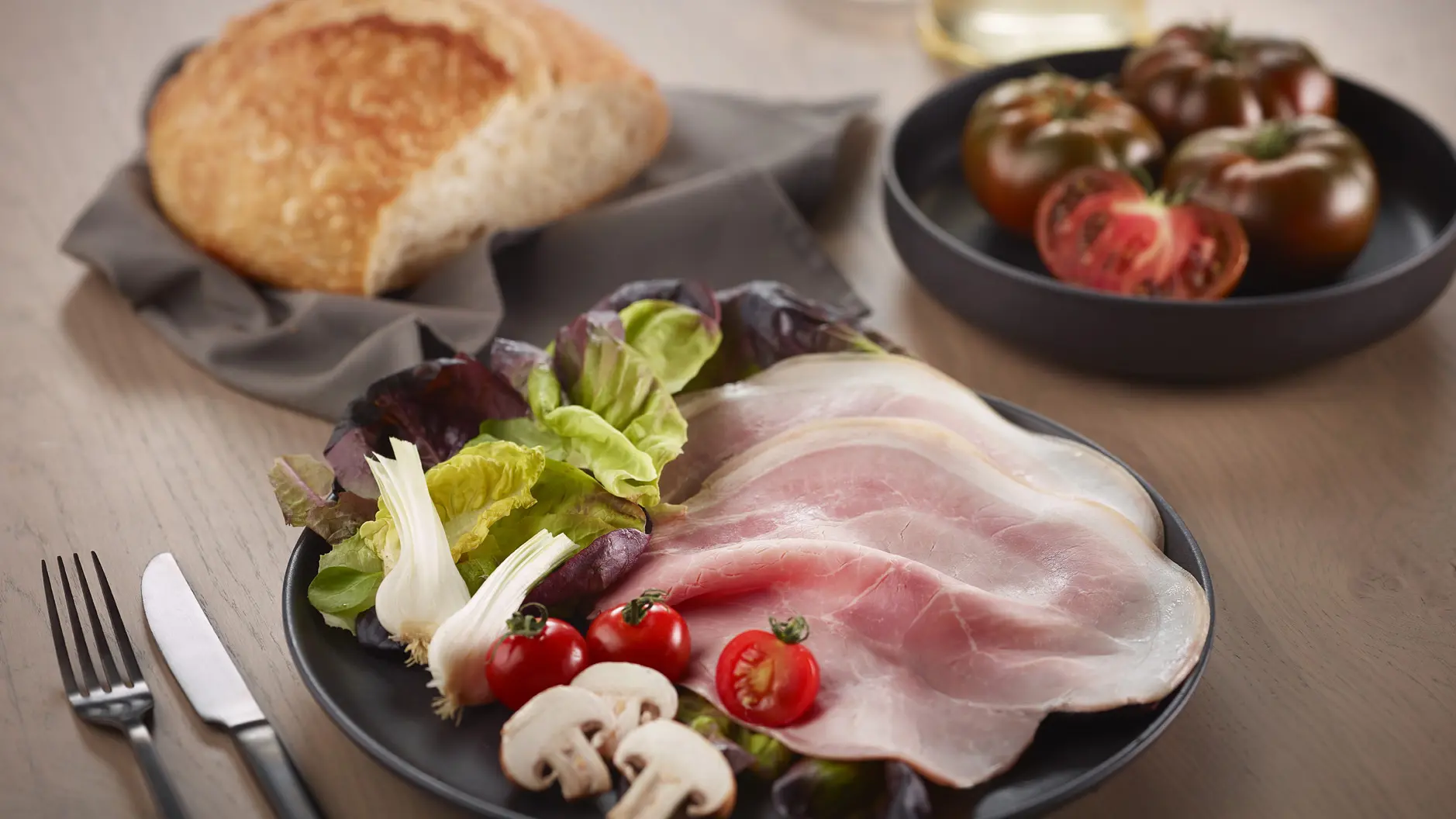 assiette de jambon blanc pin et tomates