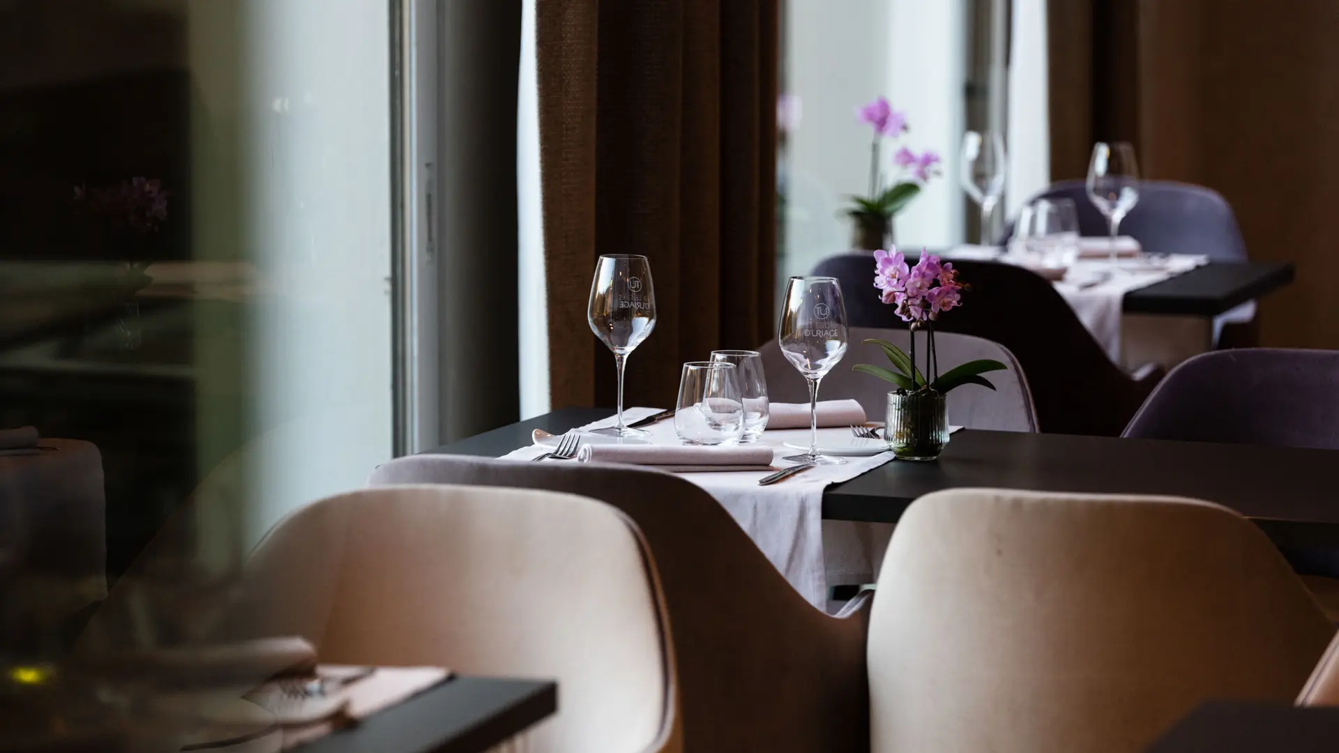 Le cadre du restaurant est à la fois sophistiqué et accueillant, avec une décoration soignée. Les grandes fenêtres offrent une vue imprenable sur le parc thermal.