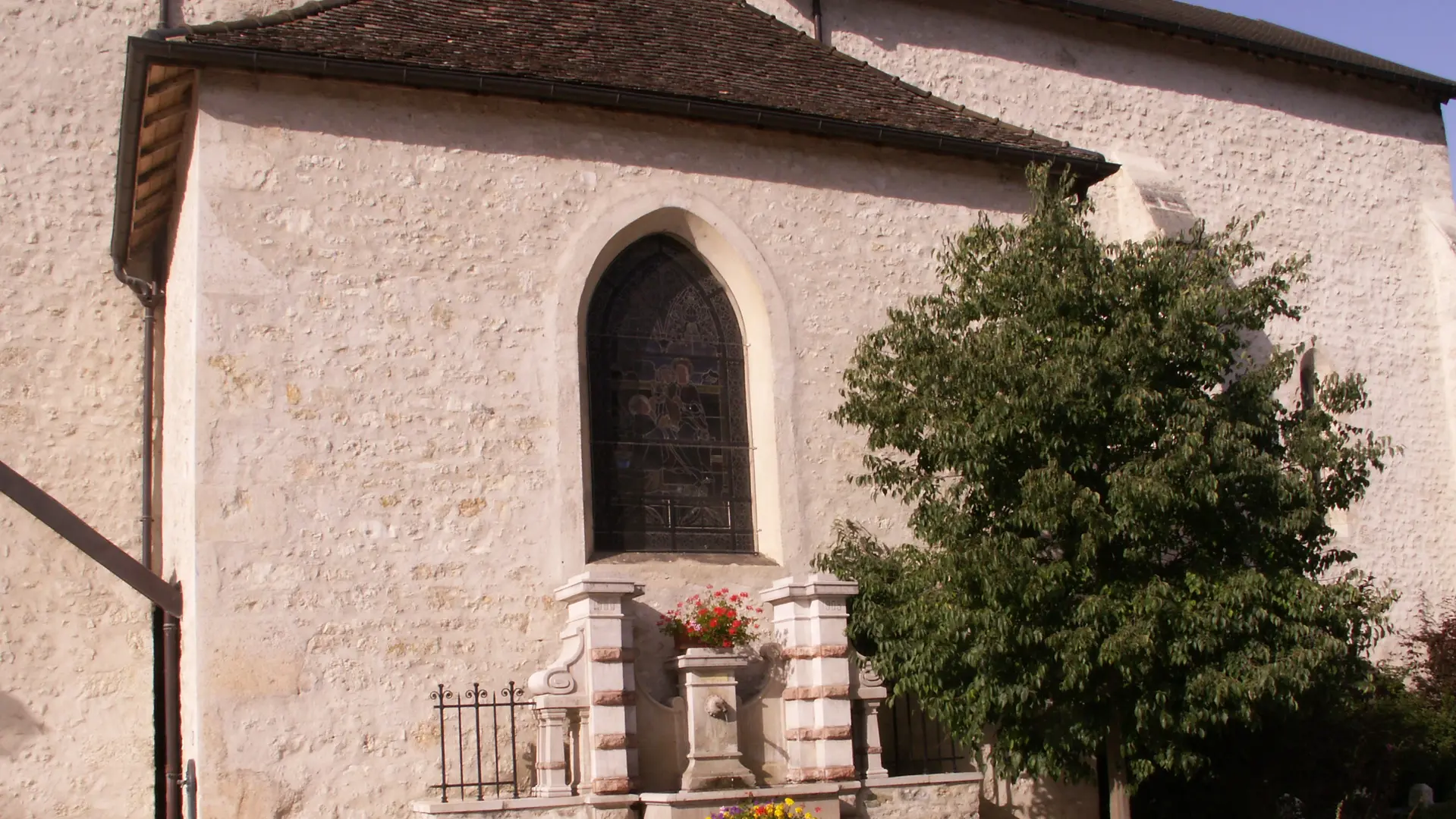Fontaine église Ceyzérieu