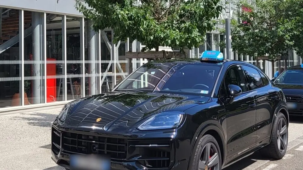 Taxi stationné devant la gare de Chambéry
