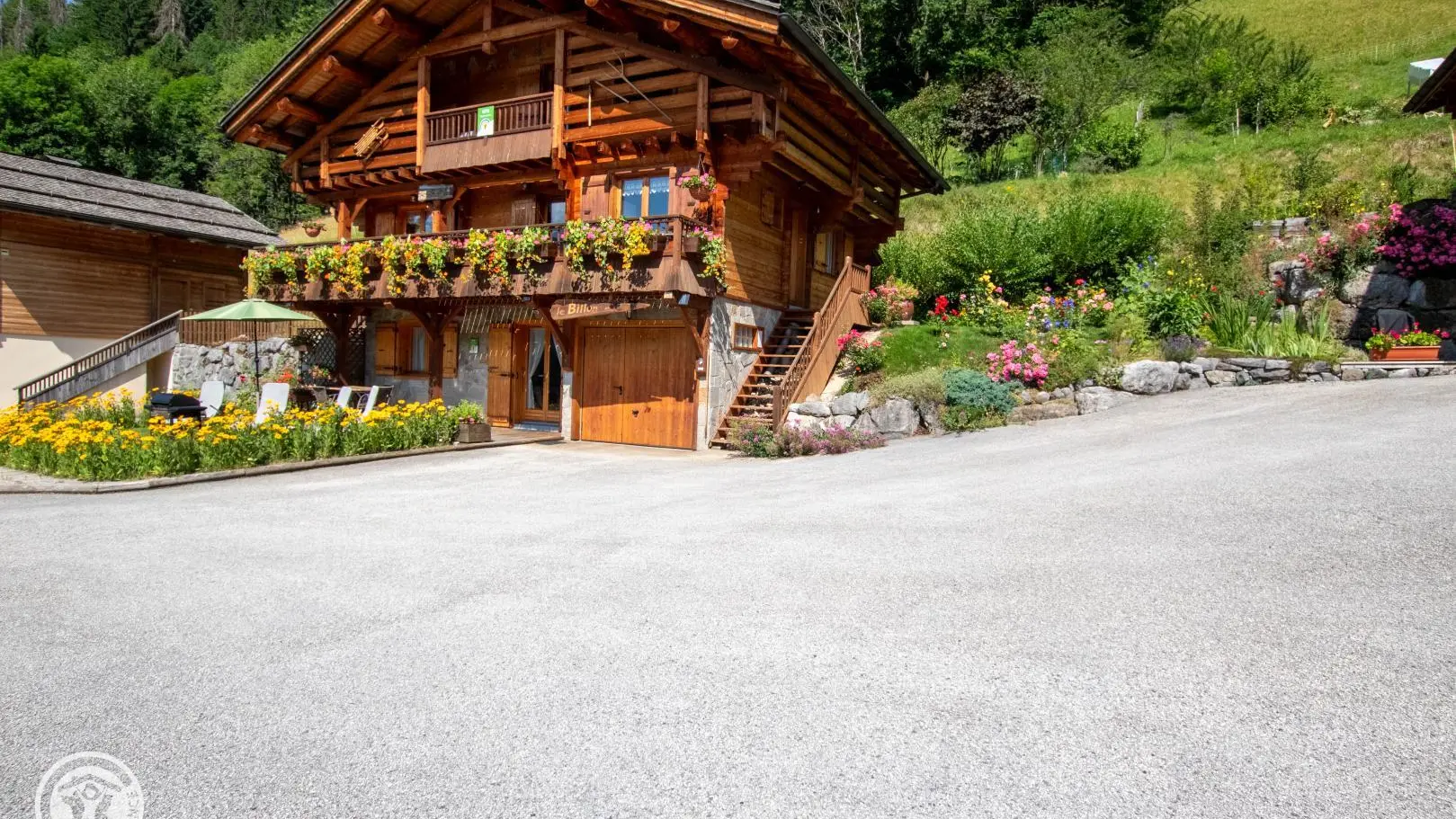 Le Chalet vu du chemin d'accès