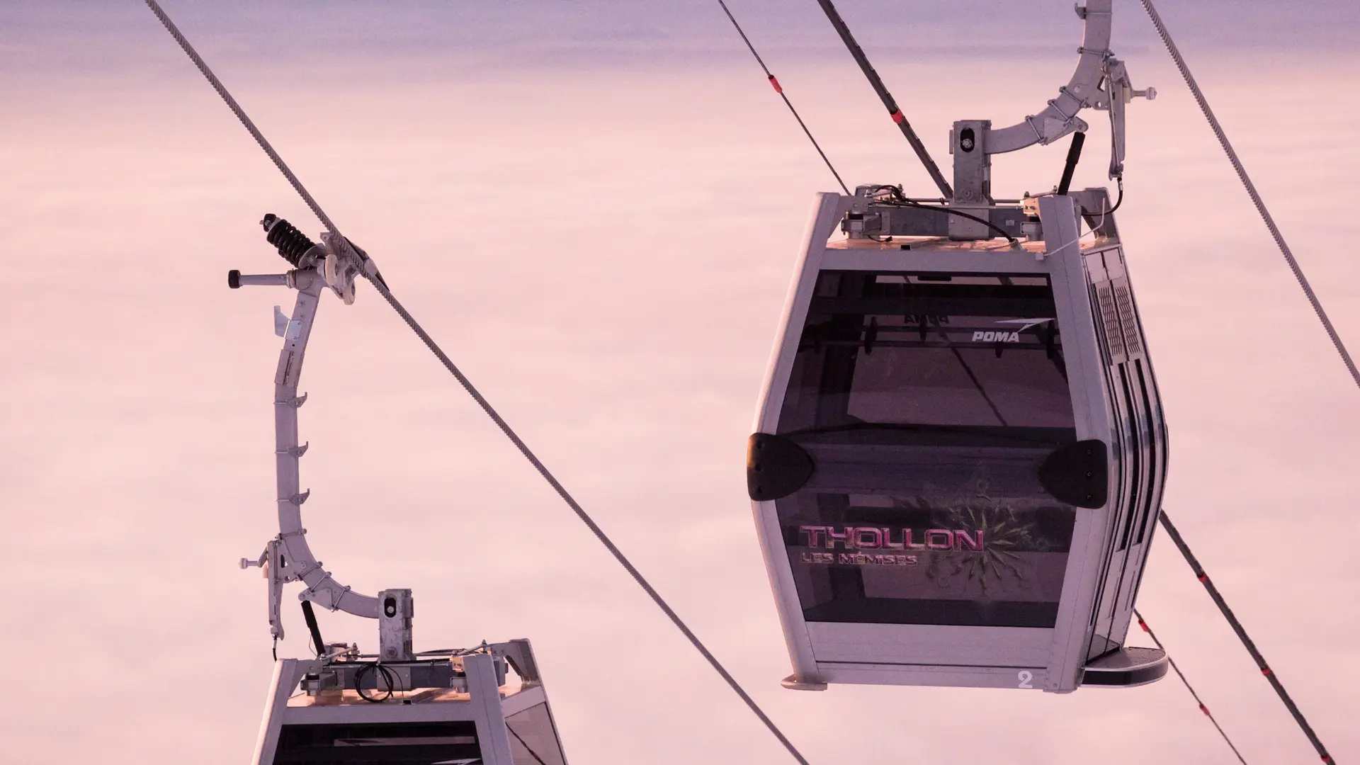 La télécabine face à la mer du nuages