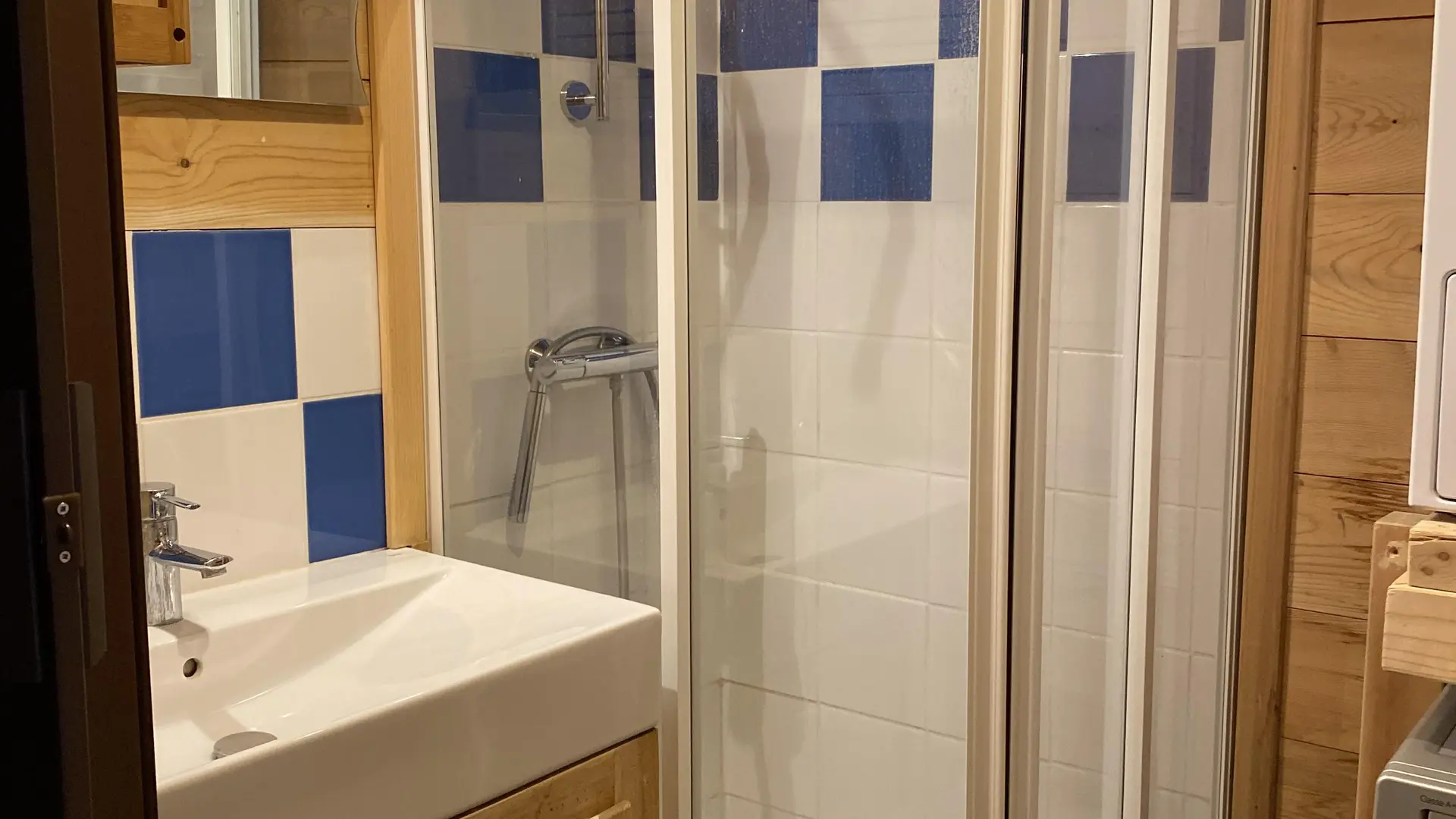 Salle de bain avec douche