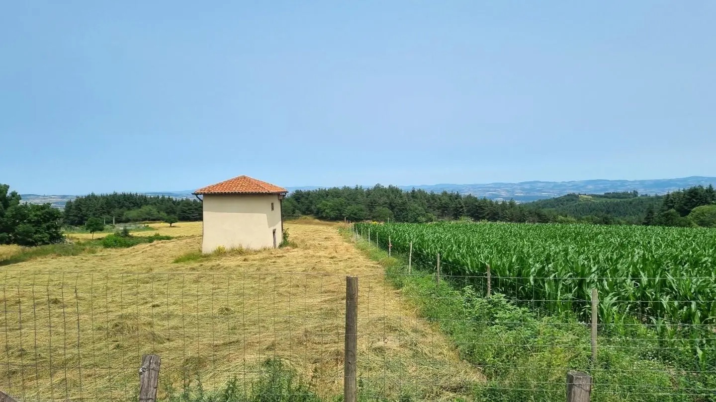 Vue sur le domaine de Prandière et la campagne environnante.